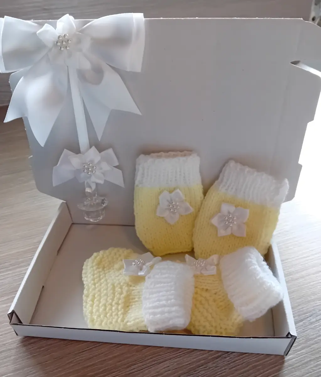 Unisex lemon/white knitted baby gift set