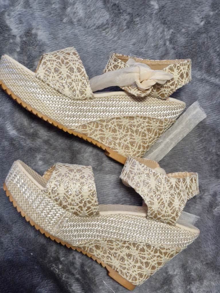 Beautiful beige & gold sandals with ribbon ties, size 6