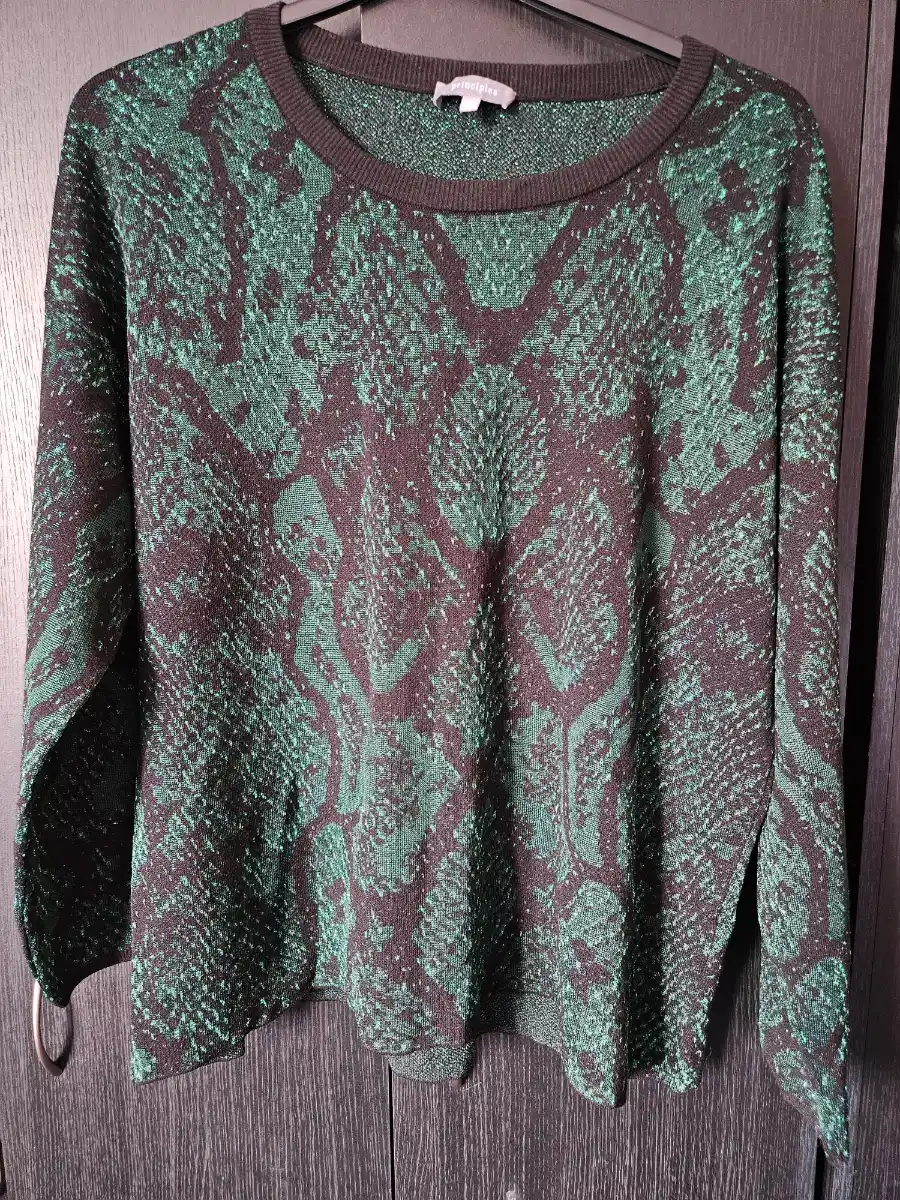 Womams top in black and sparkling green size 20