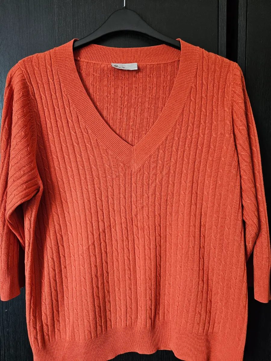 Womans top v neck size 20