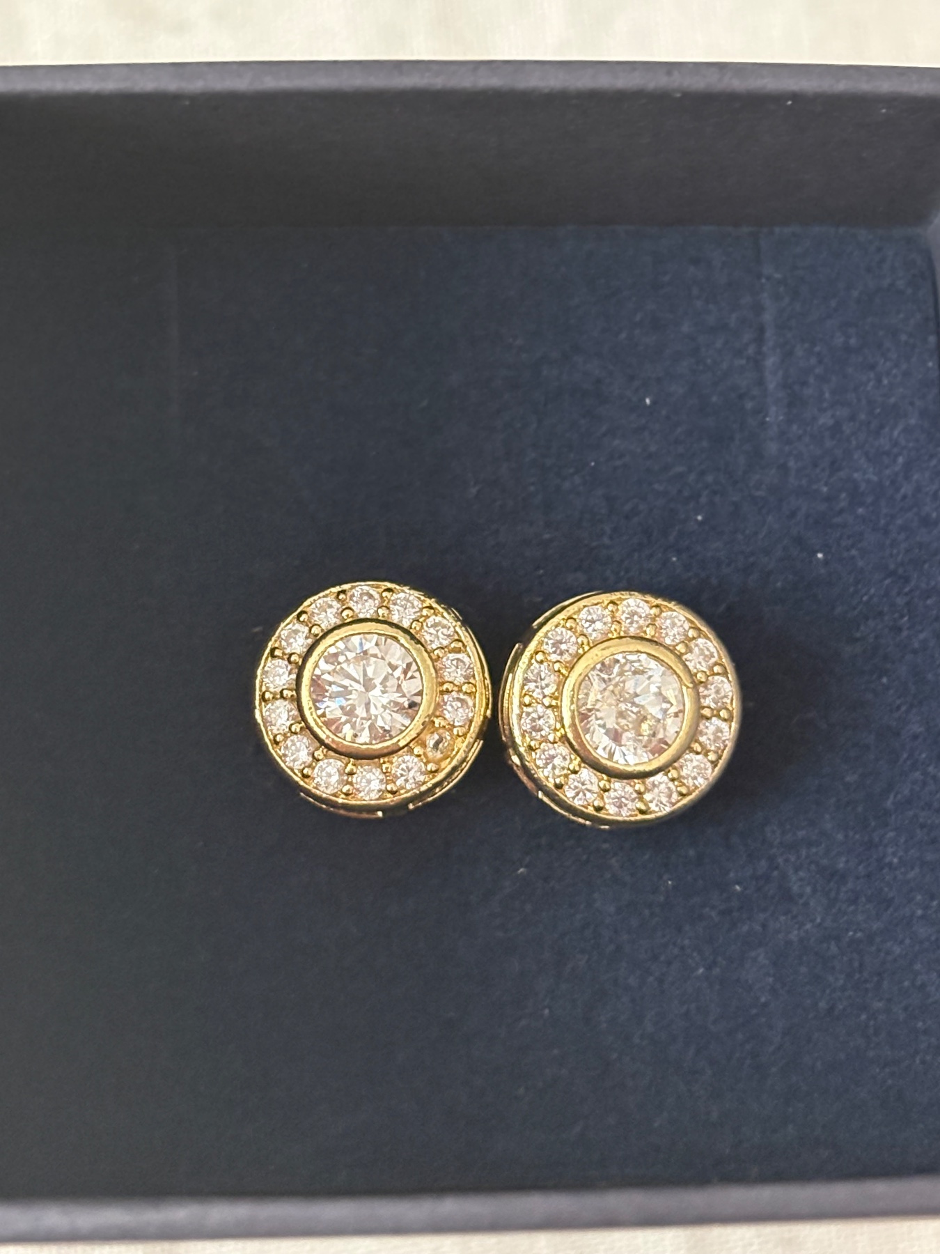 Studs earrings sparkling