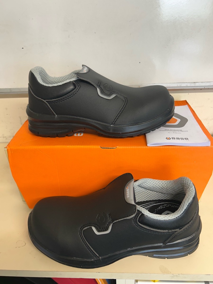 Base Kuma safety shoe BNWB Size 5