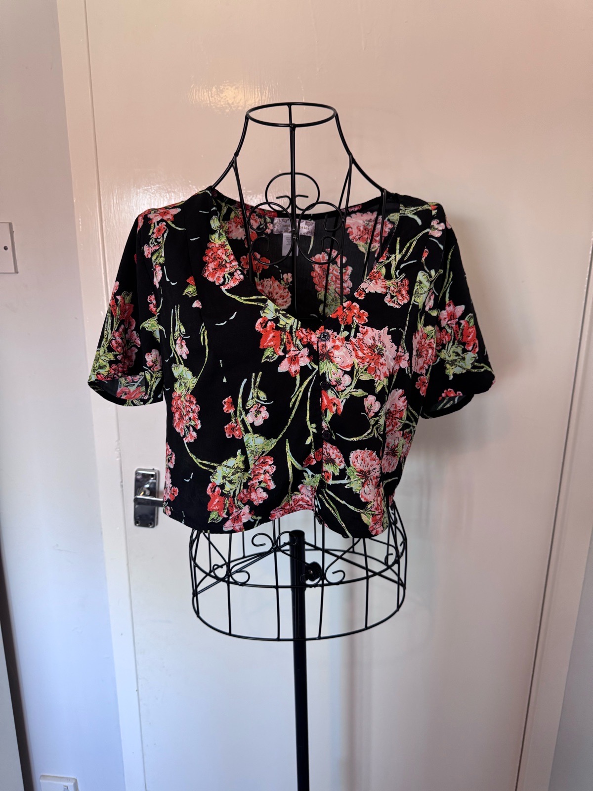 Band of Gypsies Black Floral V-Neck Button-Front Cropped Top — Size L