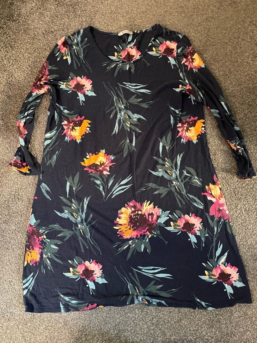 Ladies navy floral top