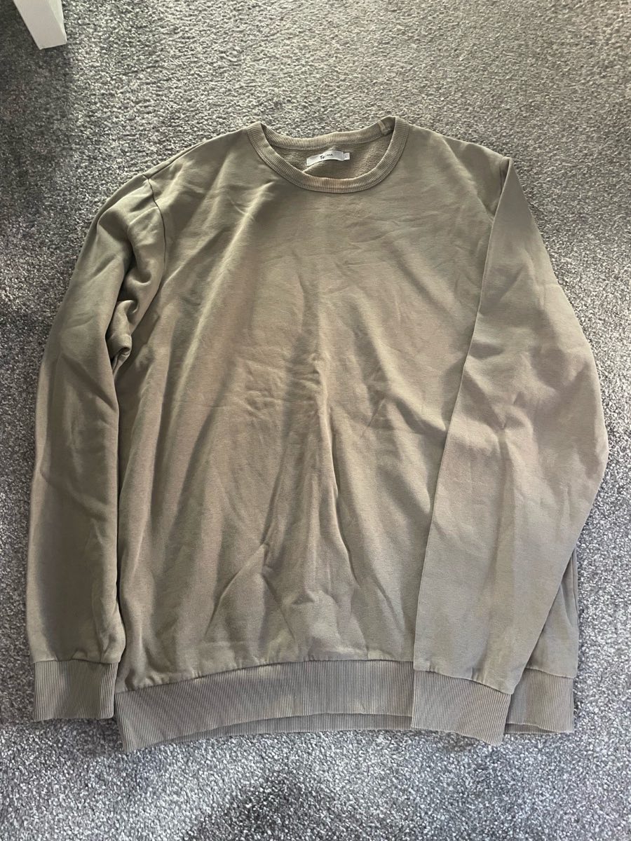 Men’s khaki sweater