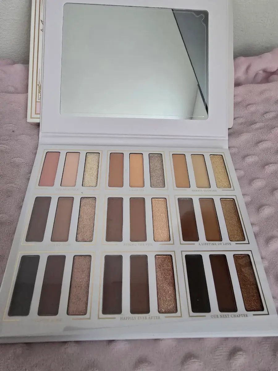 Plouise behind the veil eye and face palette