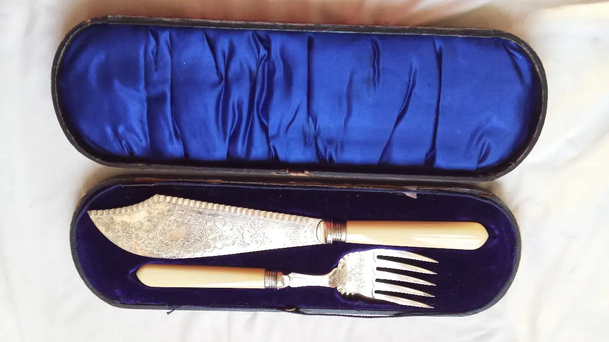 Edwardian fish servers in original box. Sterling silver collars.