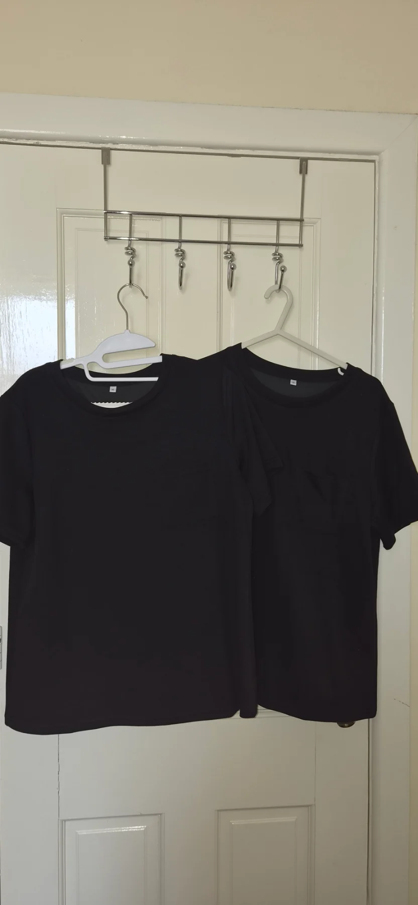 2 women black t-shirt  M