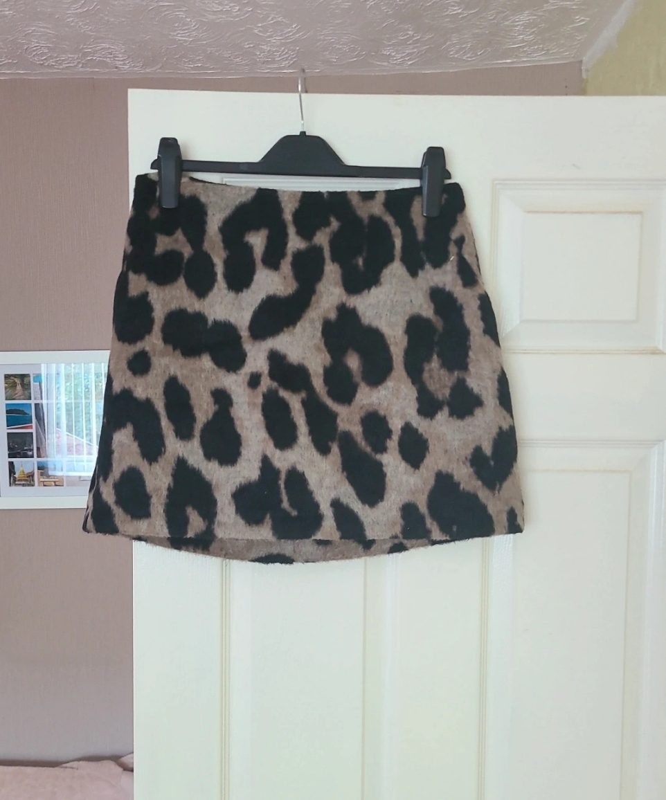Womens size 12 Leopard print soft feel mini skirt with pockets