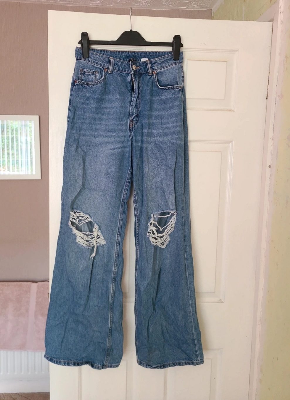 Womens Size 10 ripped knee wide leg baggage jeans