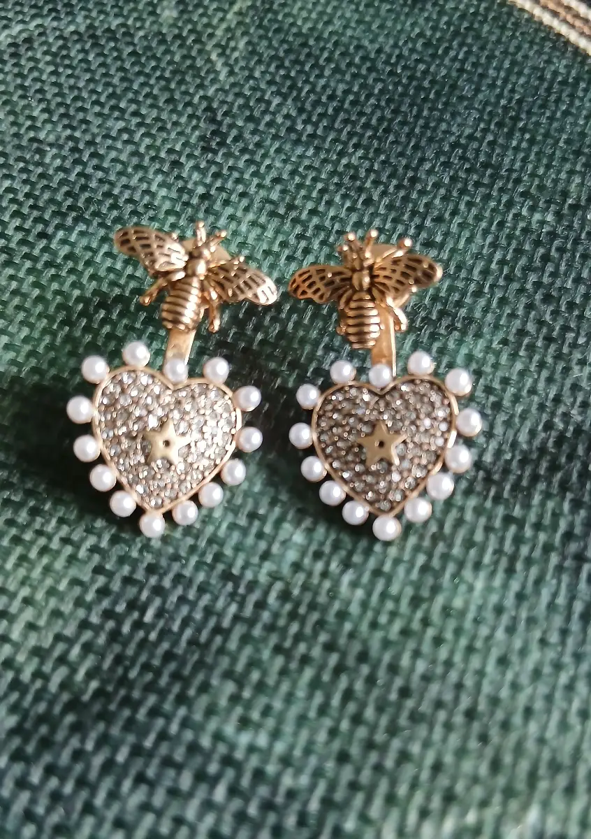 Stud bee heart earrings in antique gold-tone