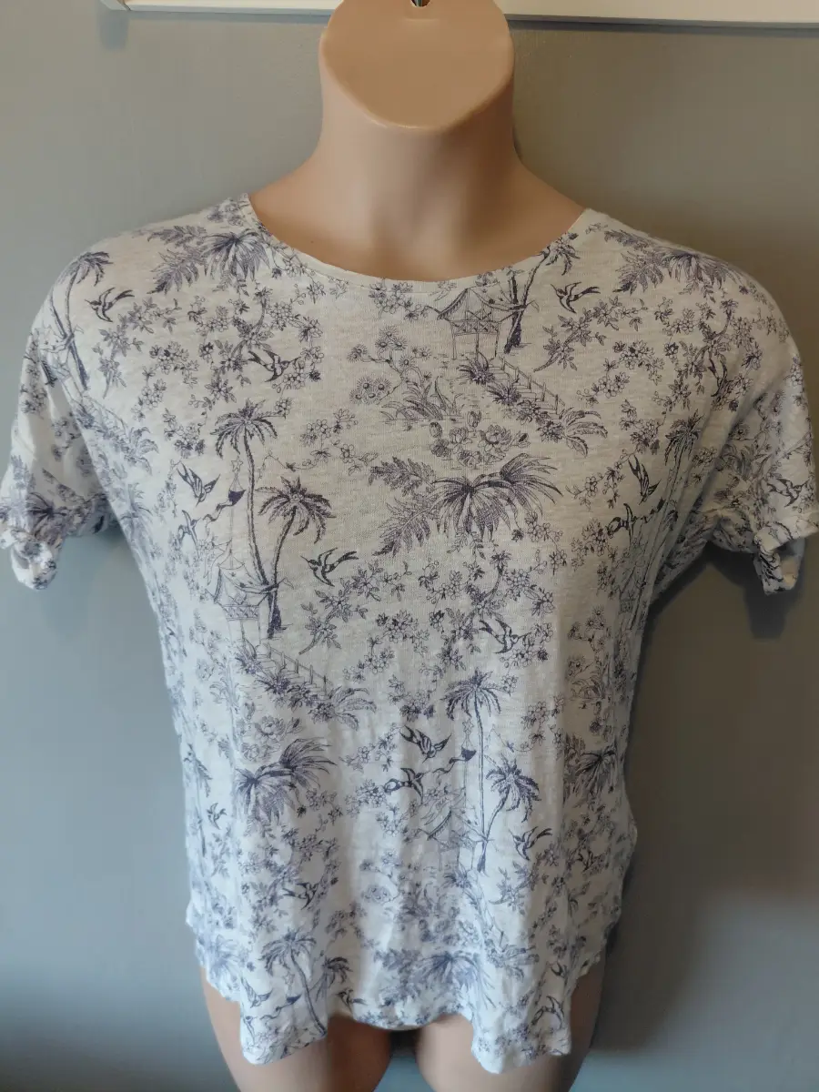 Oui medium pure linen oriental botanical top  white blue