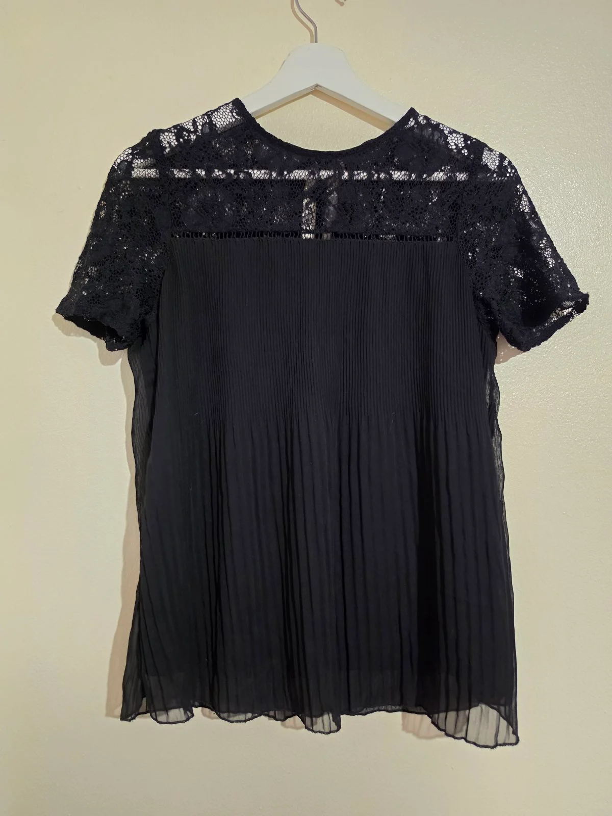 15. Womens size 6 F&F black chiffon blouse, short sleeved, lace sleeves & shoulders, VGC
