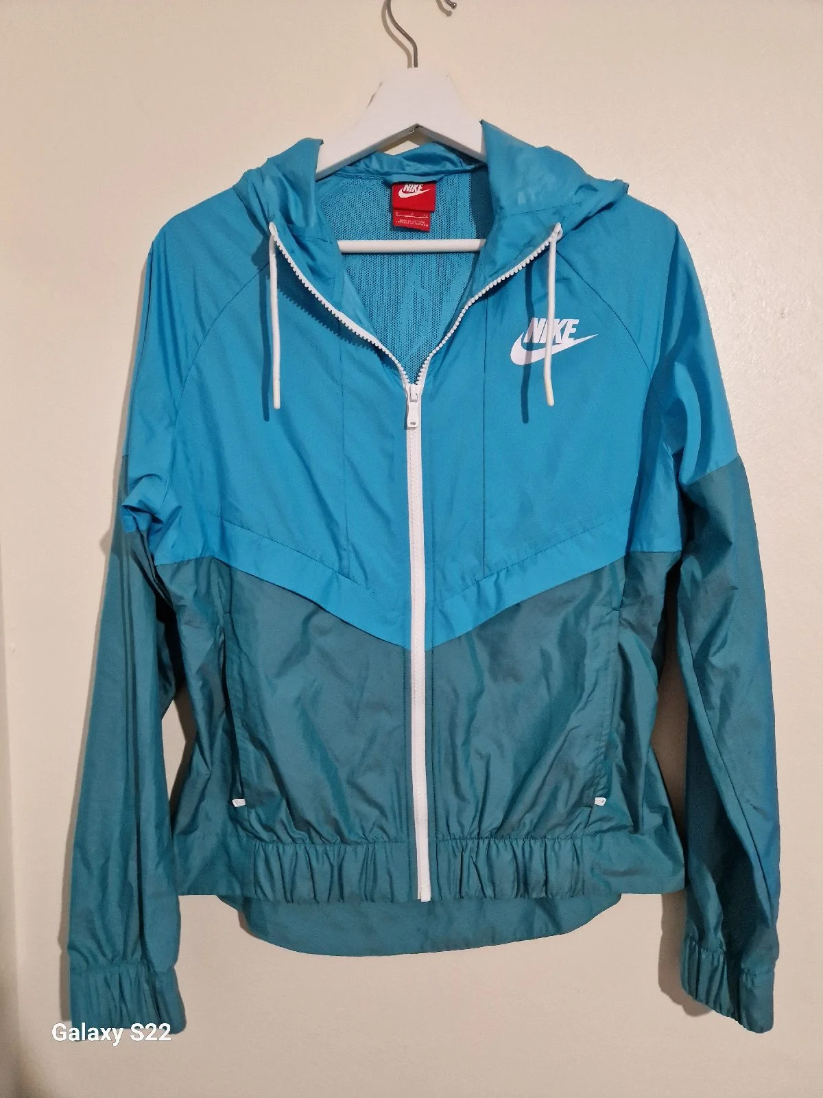Womens size small Nike turquoise & blue windbreaker, VGC