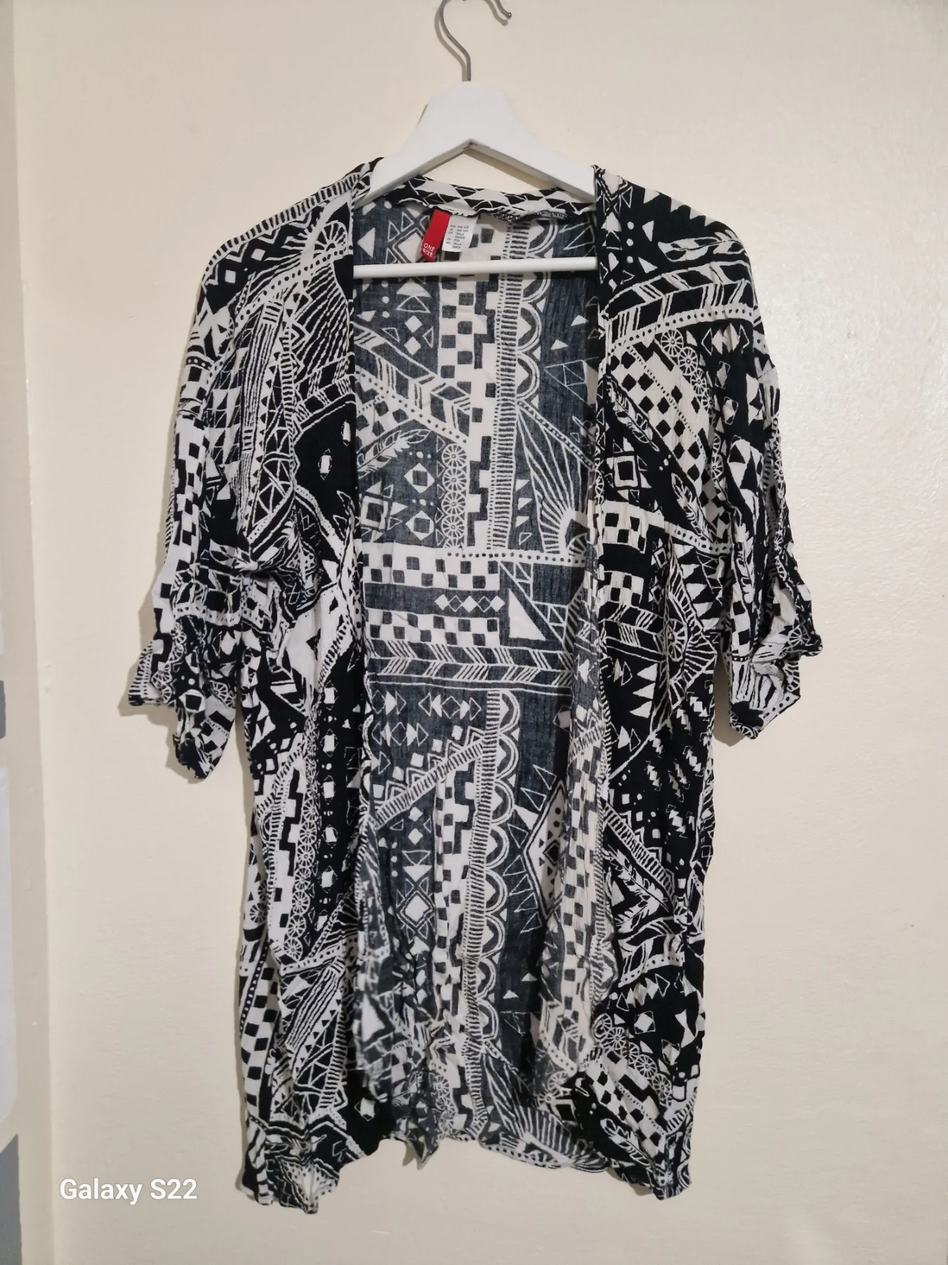 5. Womens one size Divided black &.white patterned bikini coverup, 3/4 length sleeves, VGC