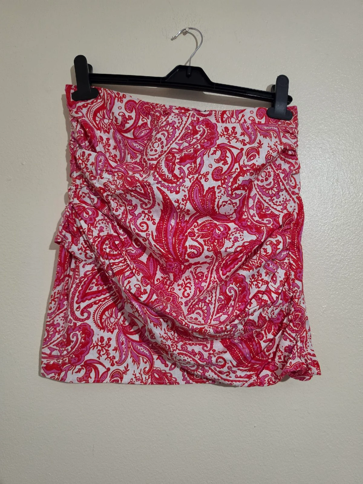 B7. Womens size small Zara red & white floral linen blend ruched mini skirt, VGC
