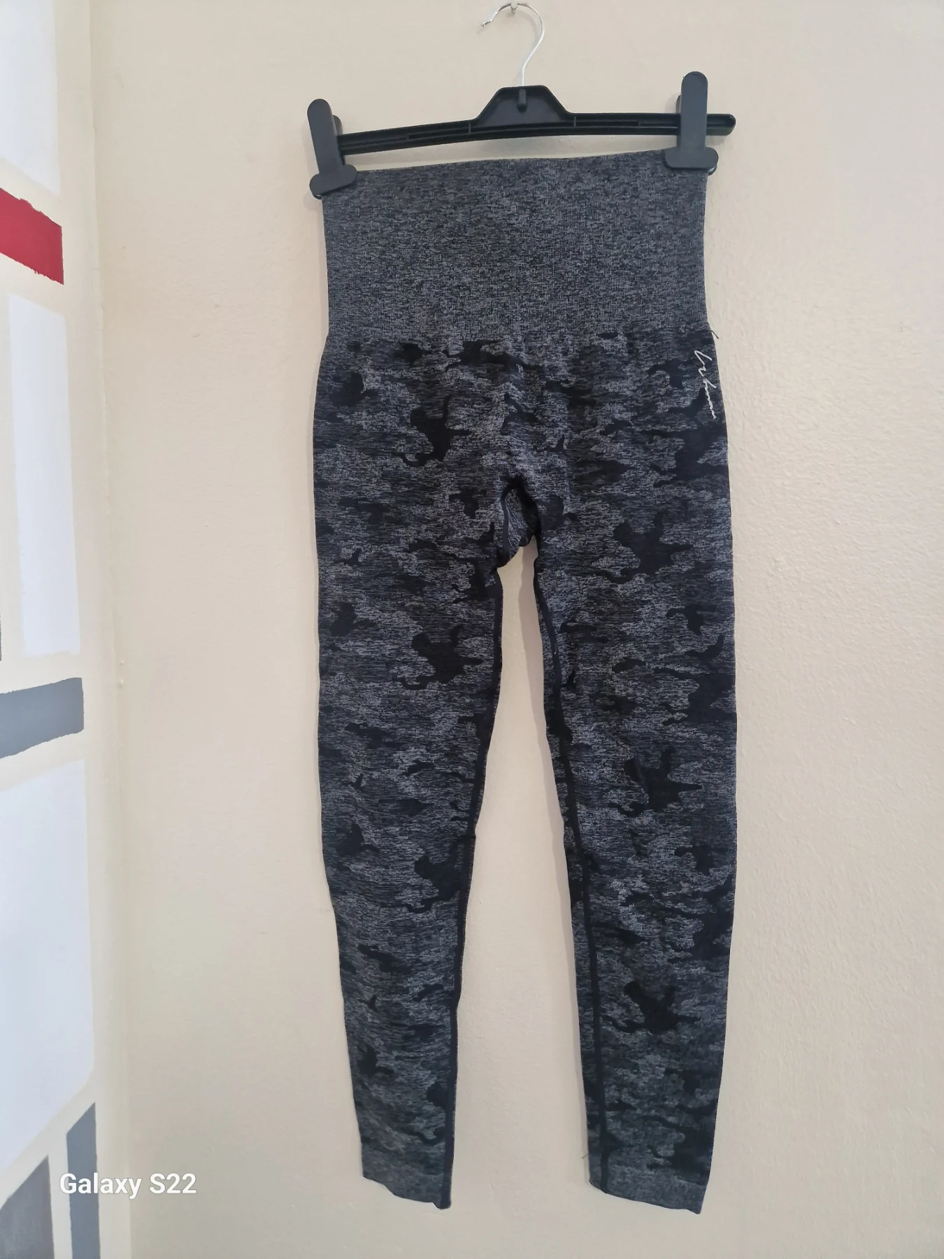 5. Womens size 6 Black & grey army print activewear leggings, GC