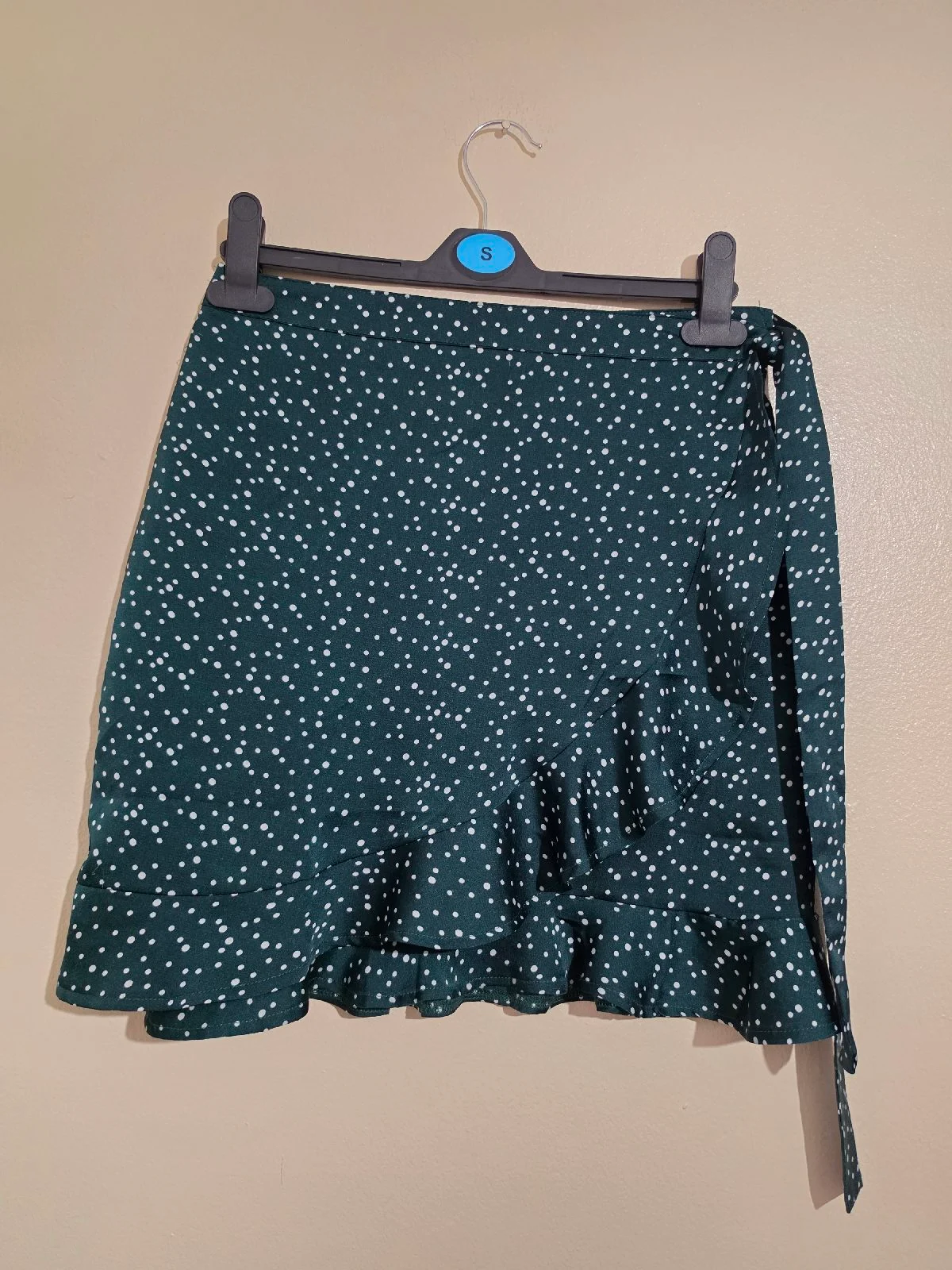 B7. Womens size 6 Nasty Gal dark green & white spotty satin wrap mini skirt, VGC