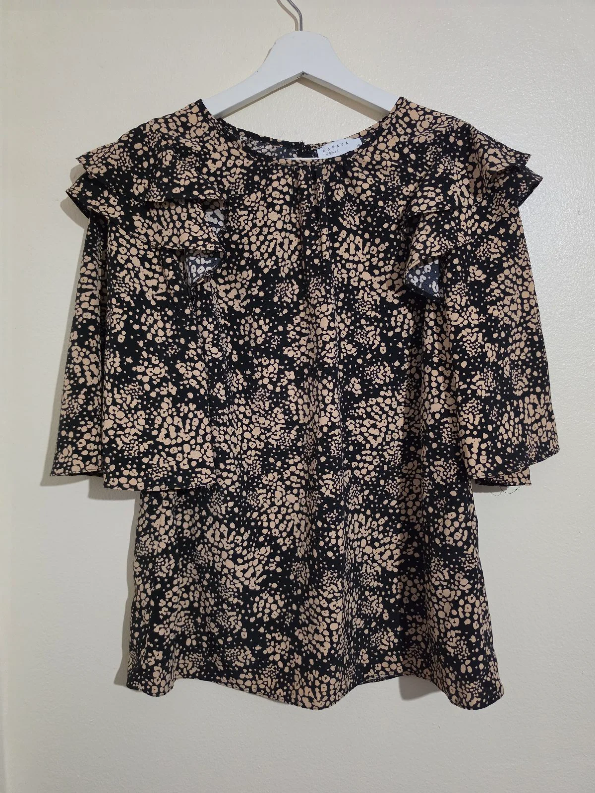 15. Womens size 10 Papaya black & beige patterned blouse, frilly shoulders, elbow length sleeves VGC