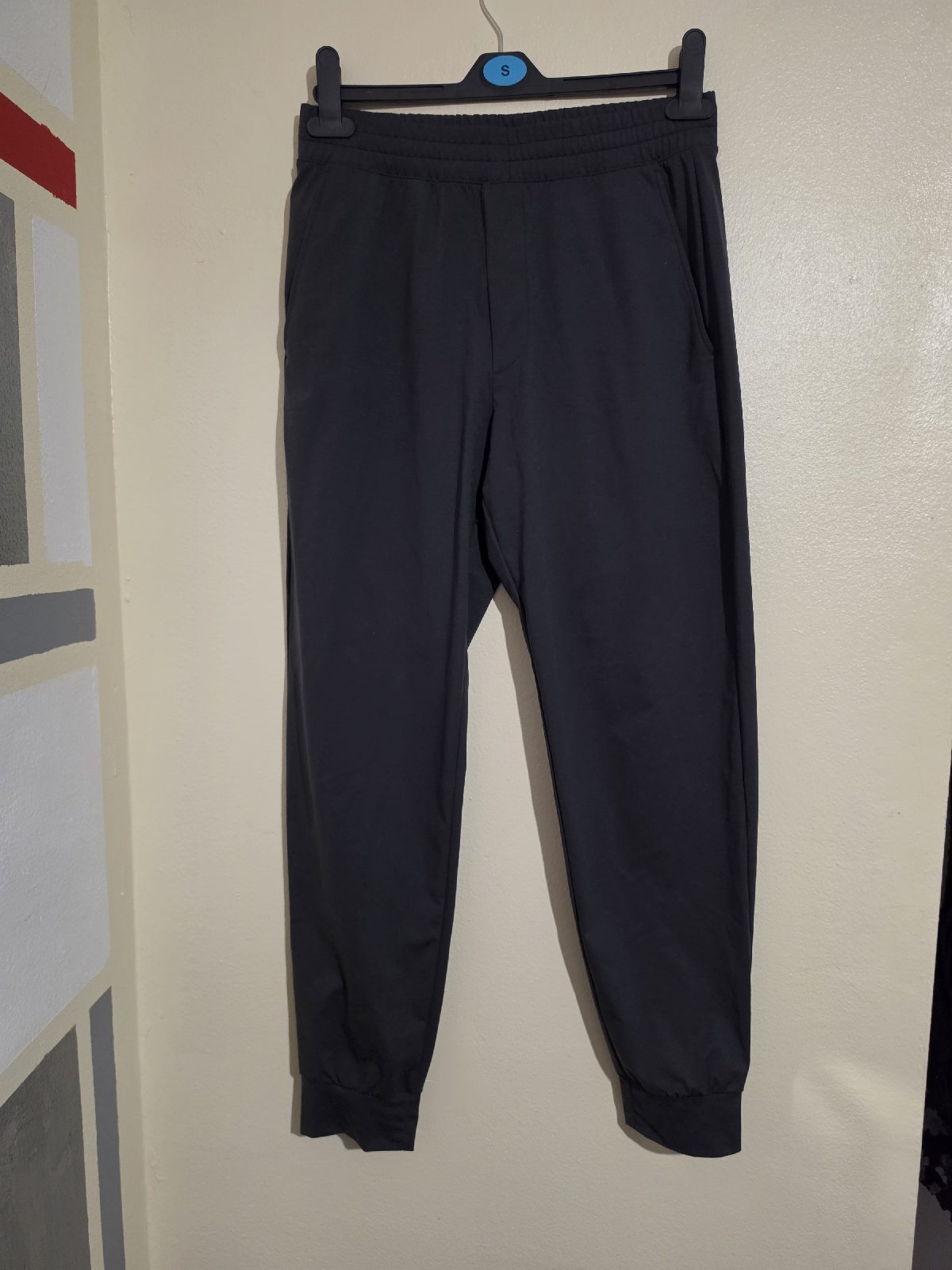 B7. Mens size small Uniqlo AIRism dark grey stretchy skinny activewear joggers, VGC