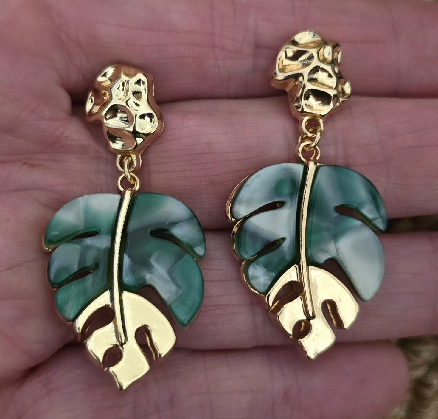 Gorgeous Green Leaf Design Earrings in Gold Tone.