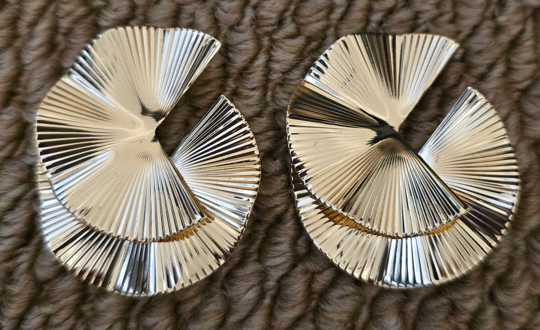 Gorgeous Gold Tone Earrings.