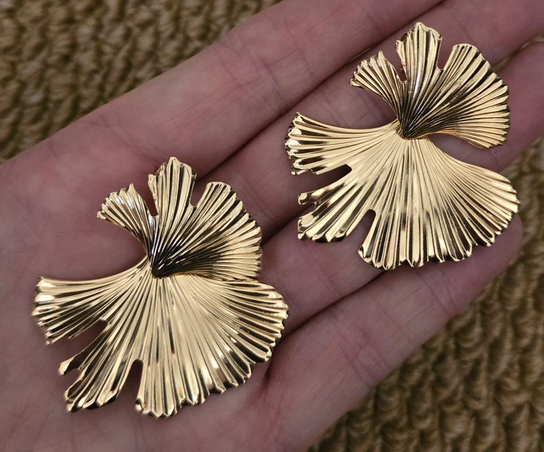 Clip On Gold Tone Floral Design Earrings.