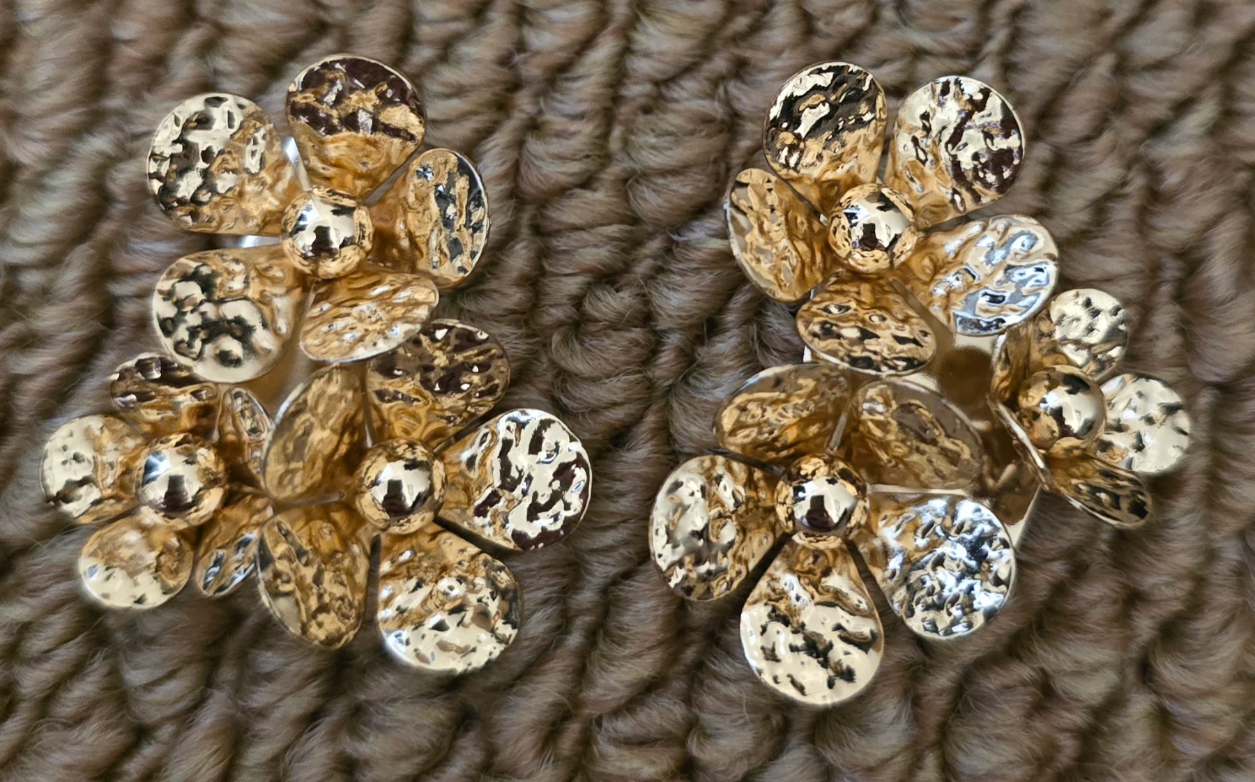 Stunning Gold Tone Floral Design Earrings.