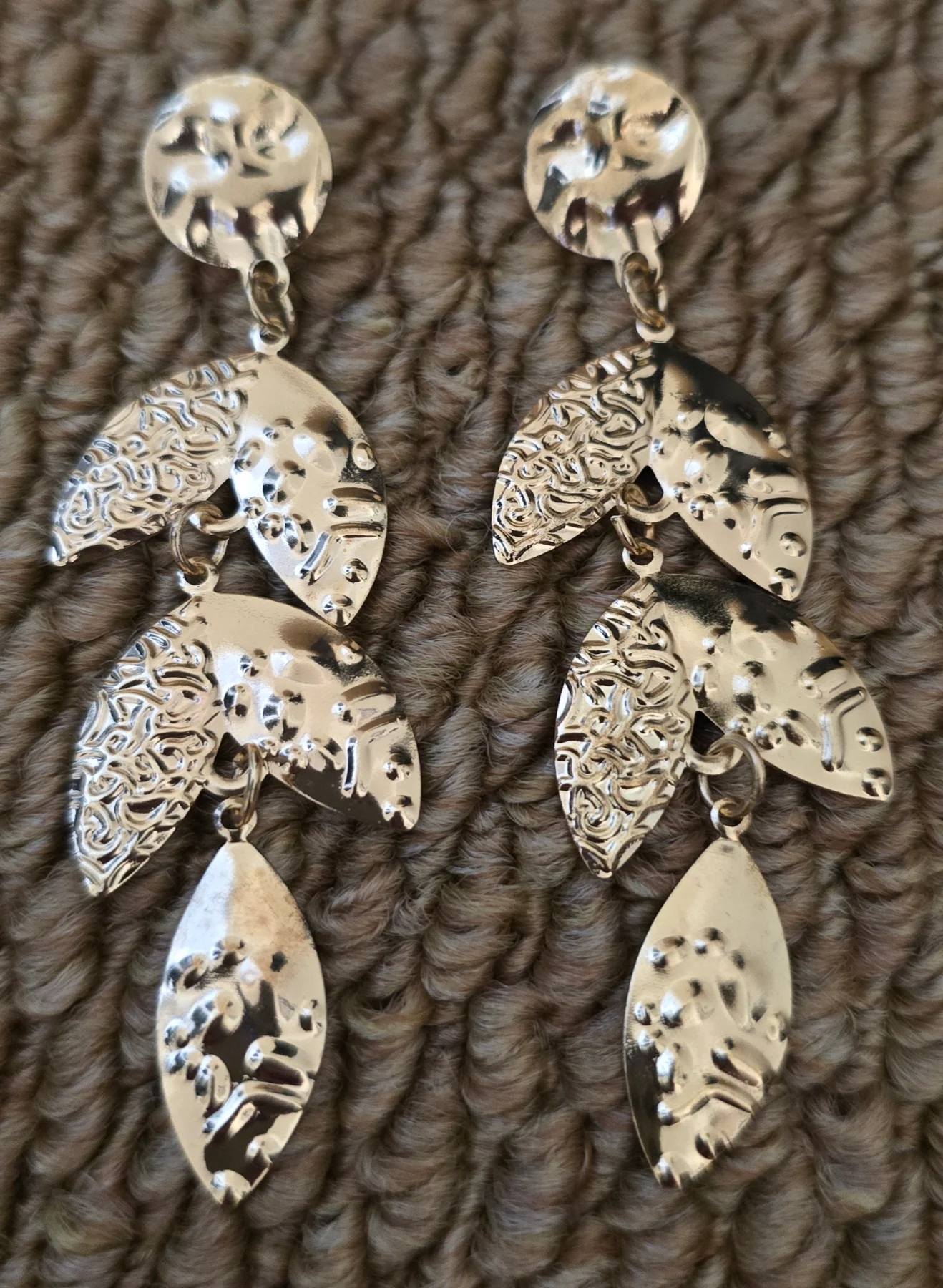 Beautiful Leaf Design Gold Tone Earrings.