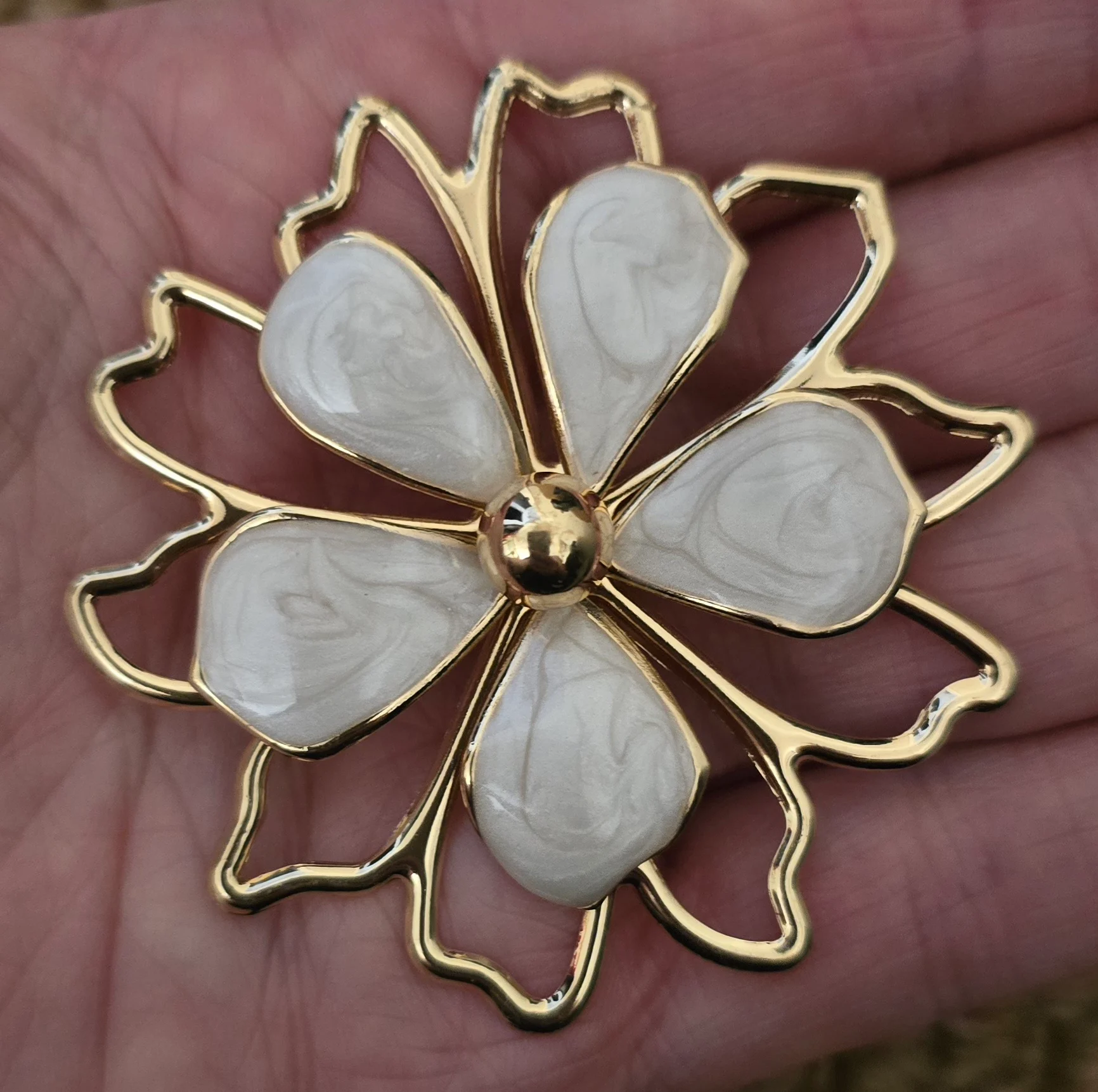 Gold & Pearl Tone Floral Design Earrings.