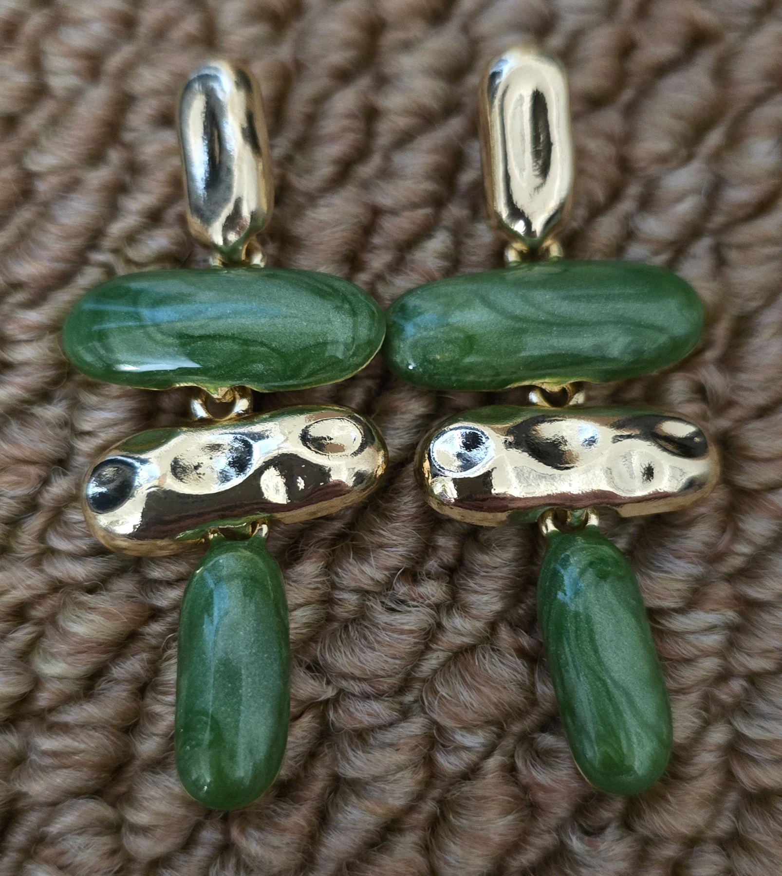 Beautiful Green & Gold Tone Earrings.