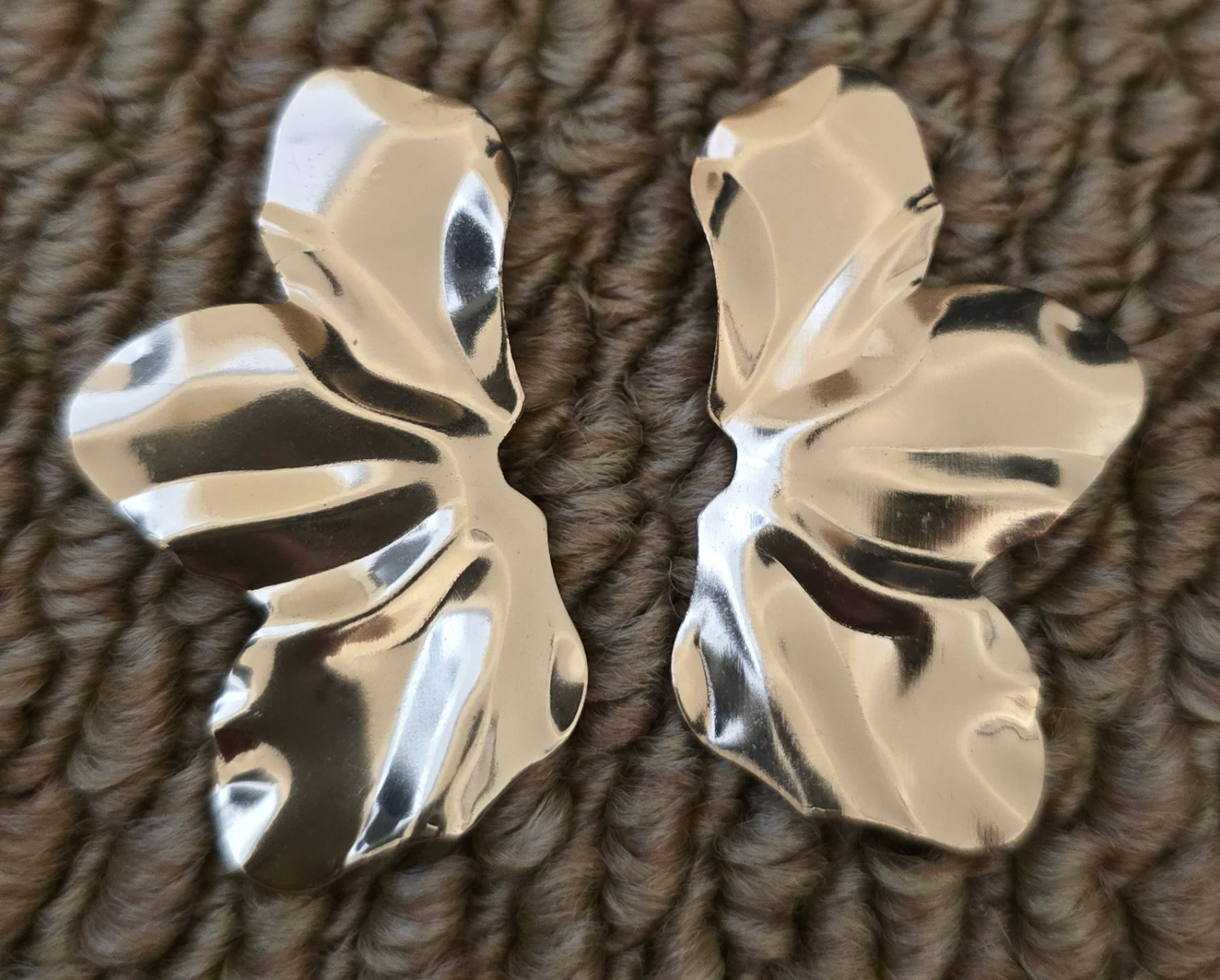 Gorgeous Gold Tone Petal Design Earrings.