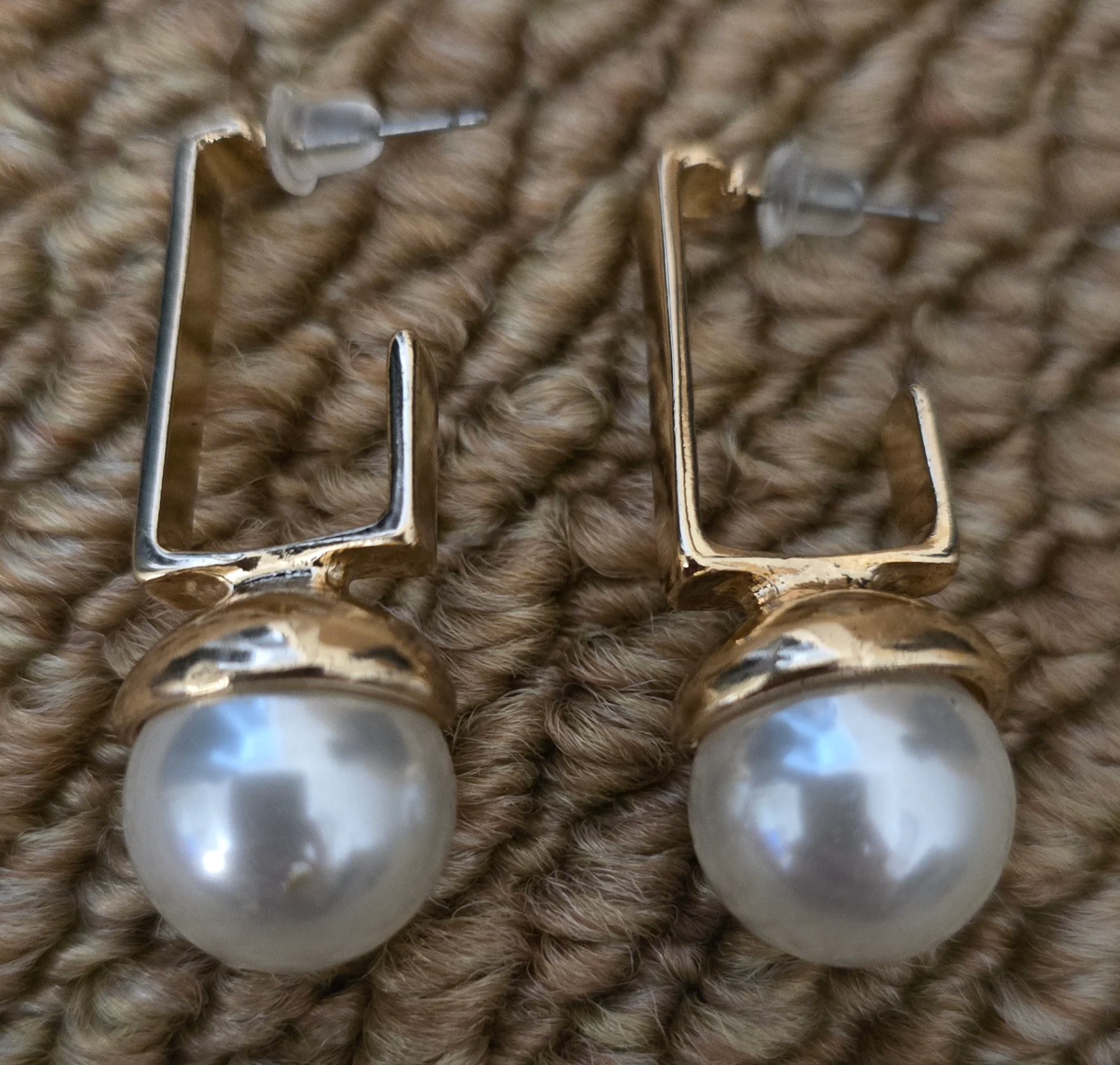 Stunning Gold Tone Earrings with Pearl Detail.