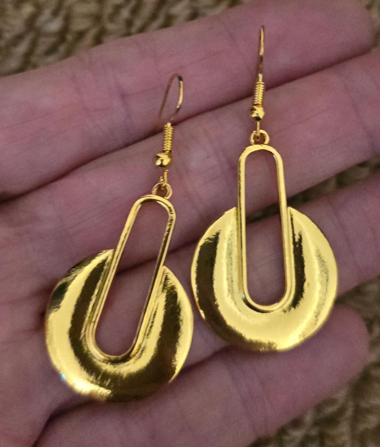 Stunning Gold Plated Earrings in Gold Tone
