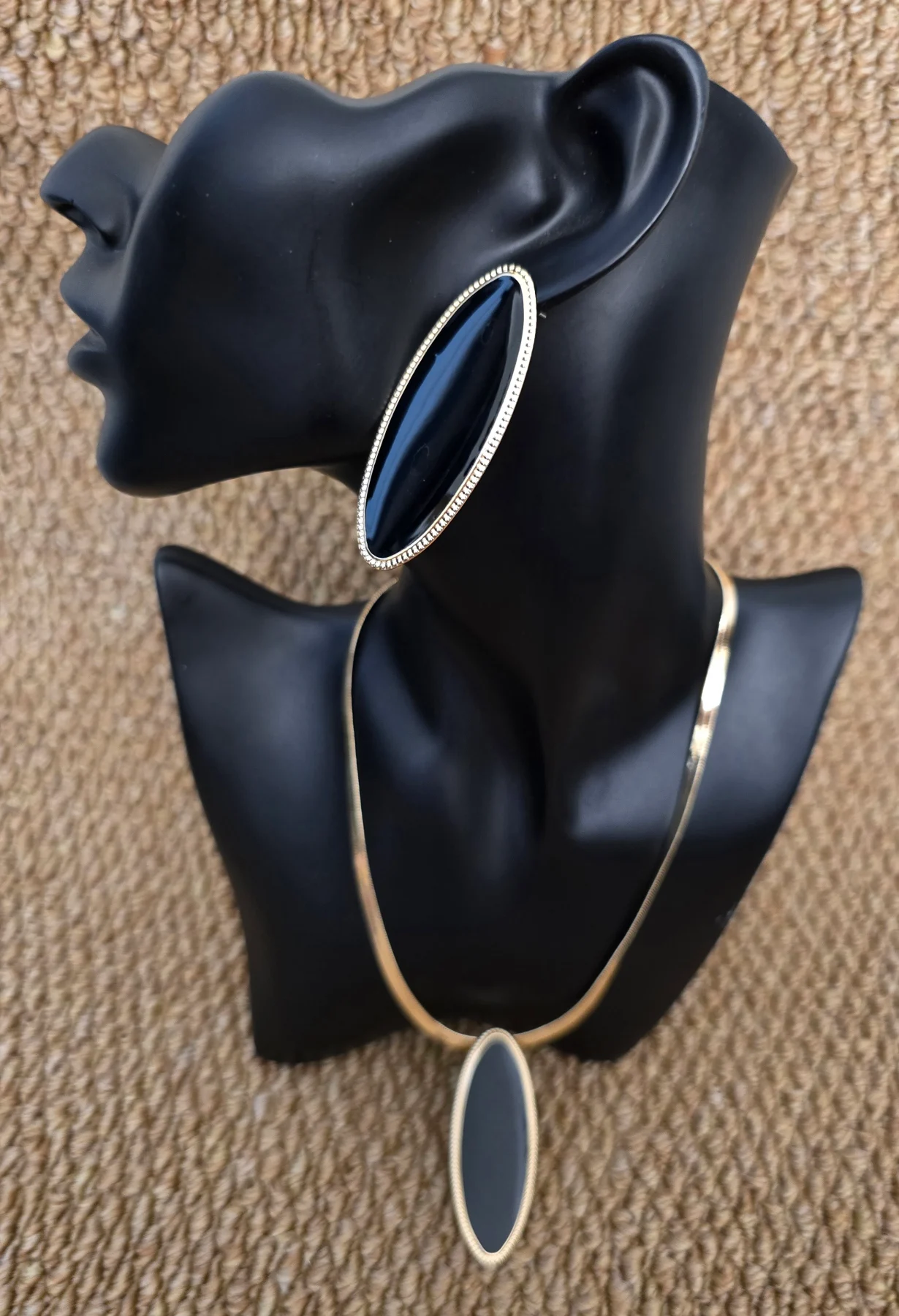 Stunning Black & Gold Tone Jewellery Set.