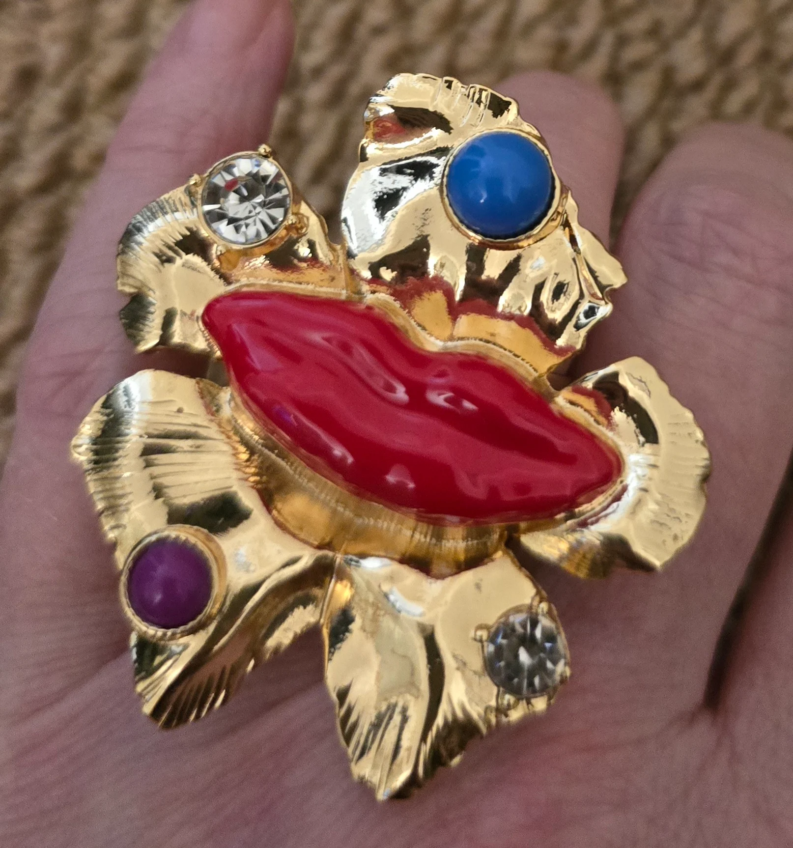Stunning Adjustable Ring In Gold Tone.