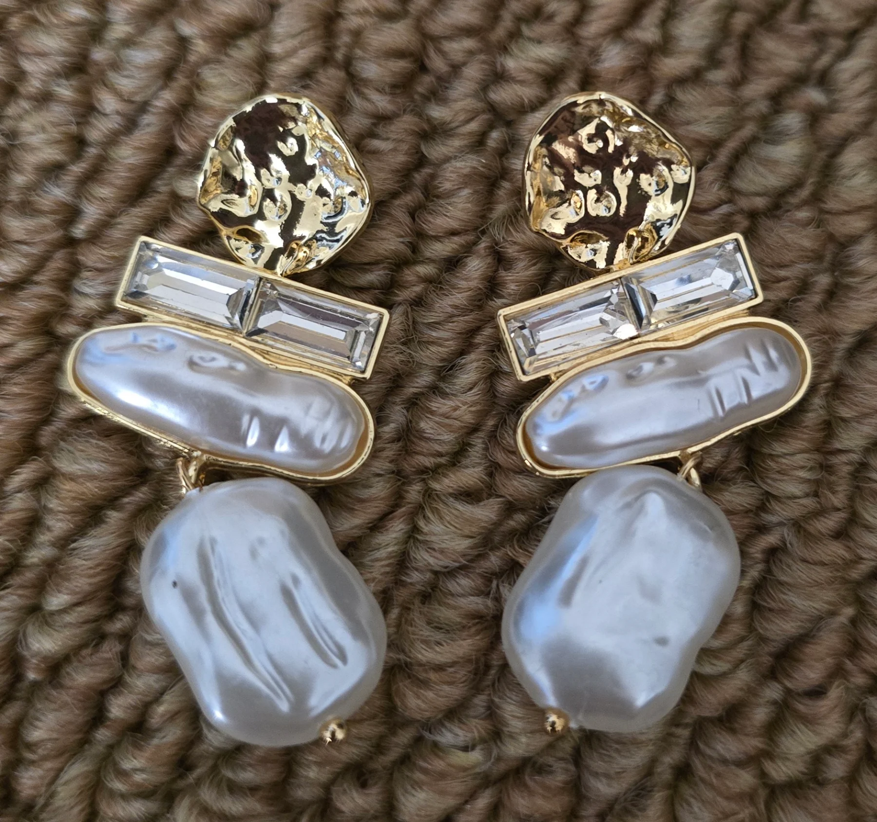 Beautiful Gold Tone Pearl & Diamonte Earrings