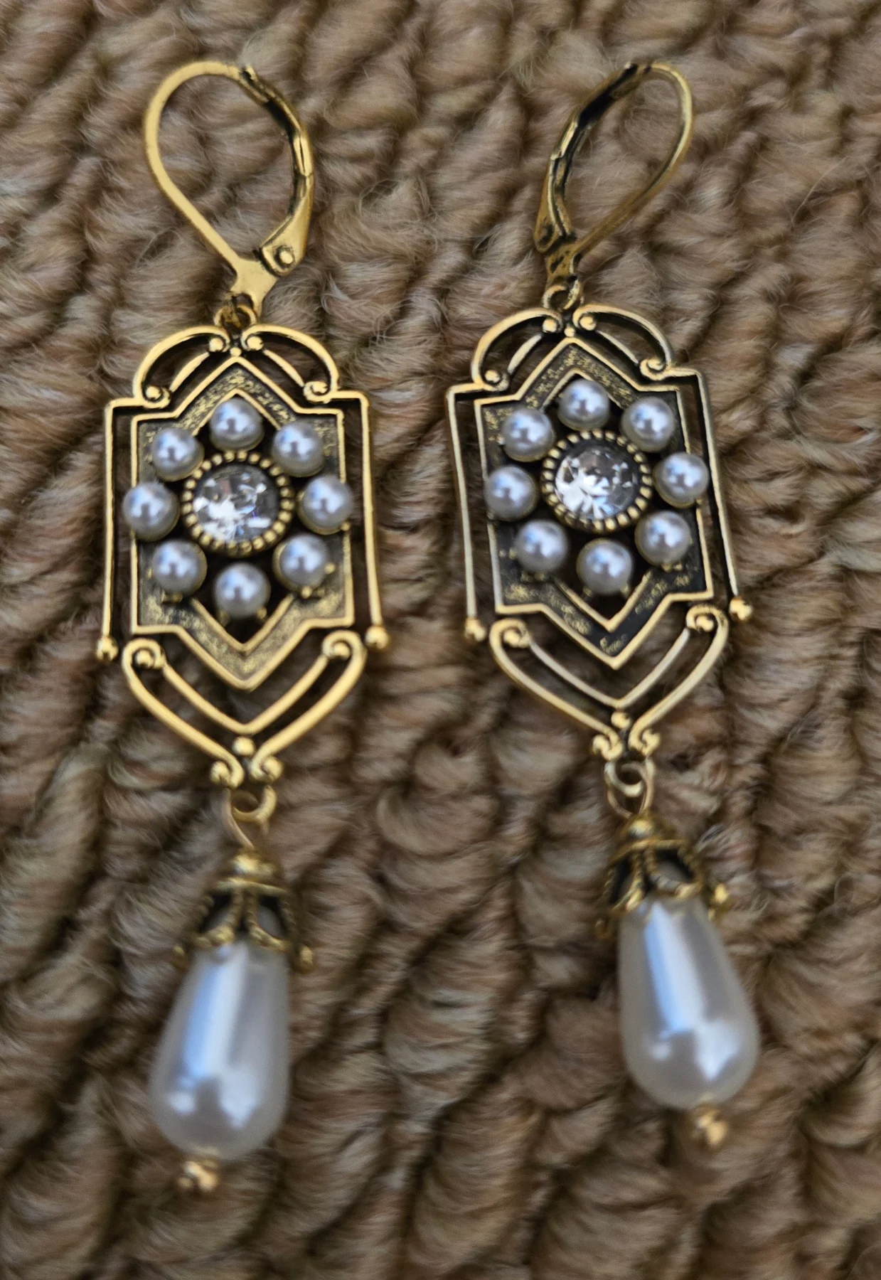 Beautiful Antique Design Gold Tone Earrings With Diamonte & Pearl Detail.