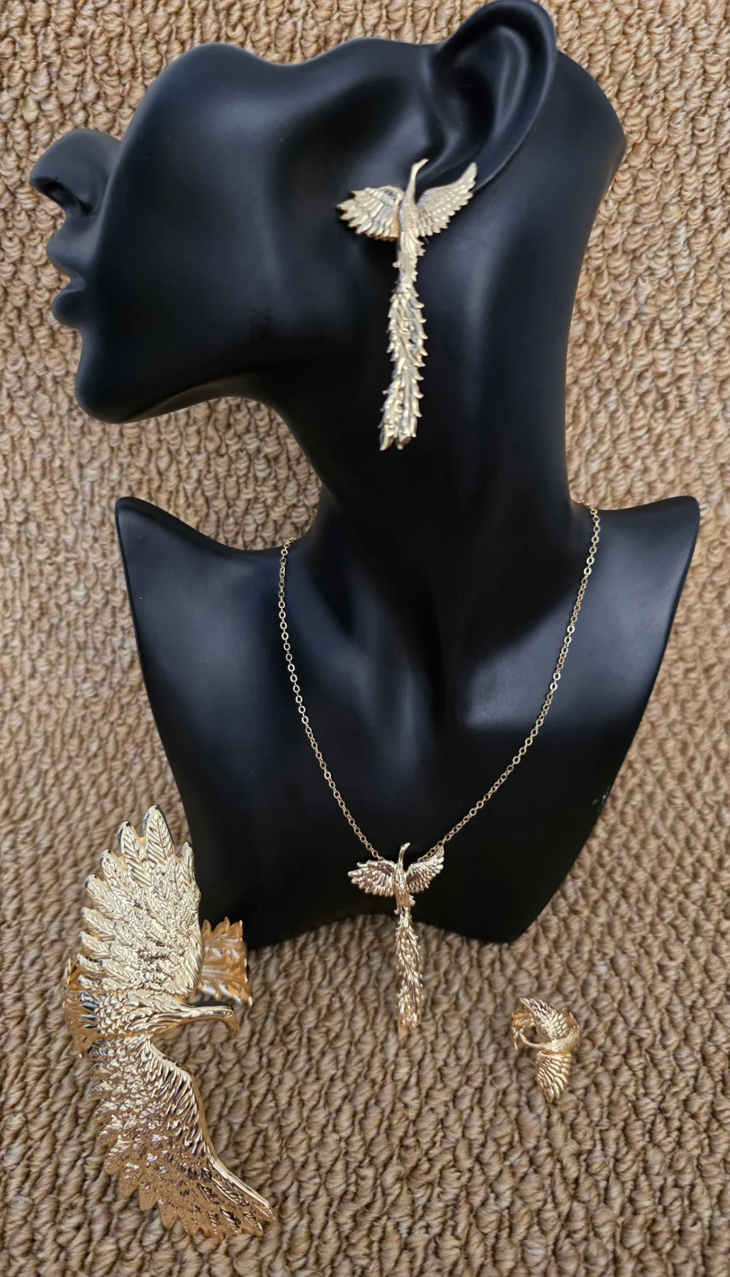 Beautiful Falcon Design Gold Tone Jewellery Set.