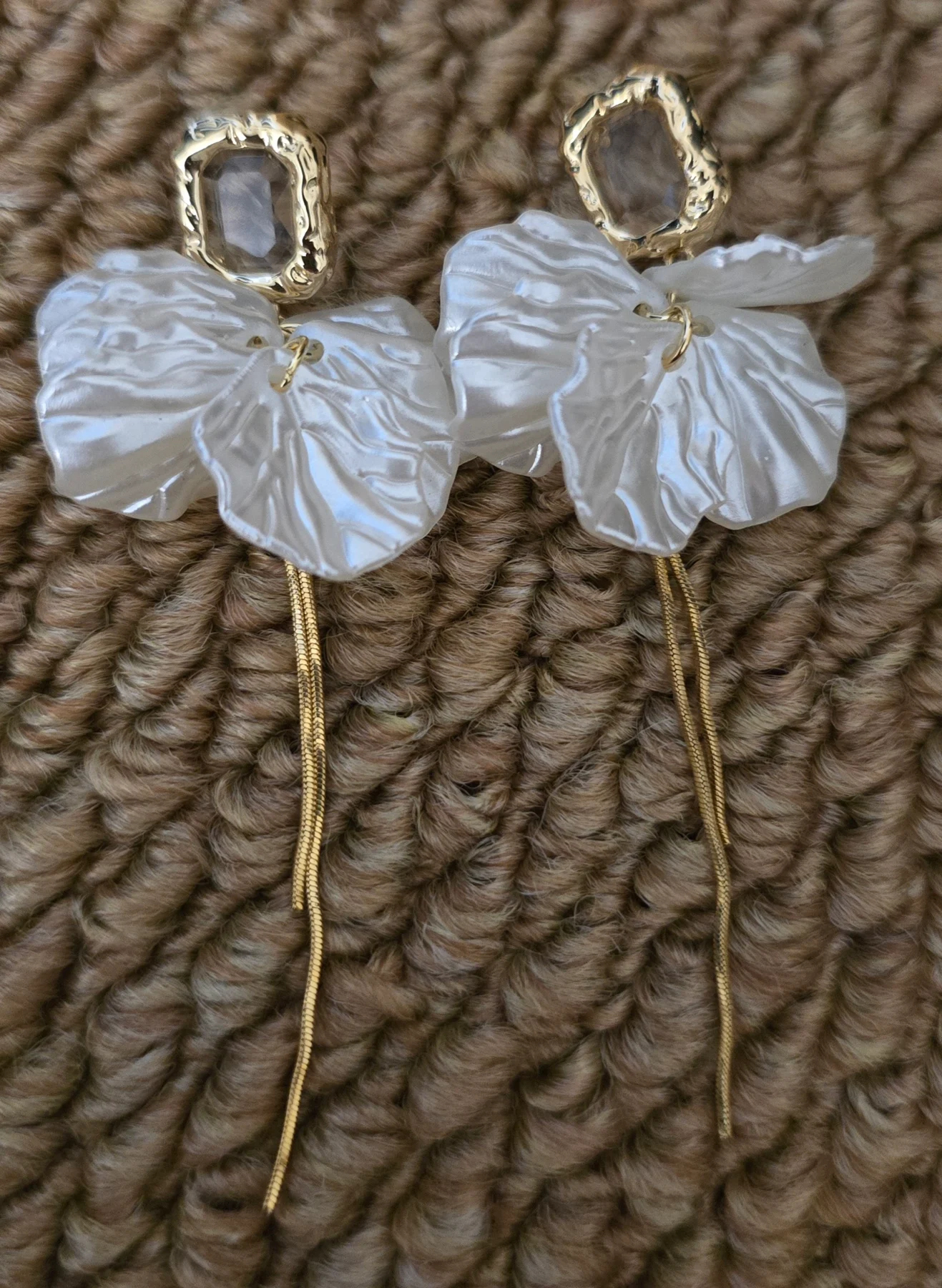 Stunning Floral Design Gold Tone Earrings with Pearl & Diamonte Detail.
