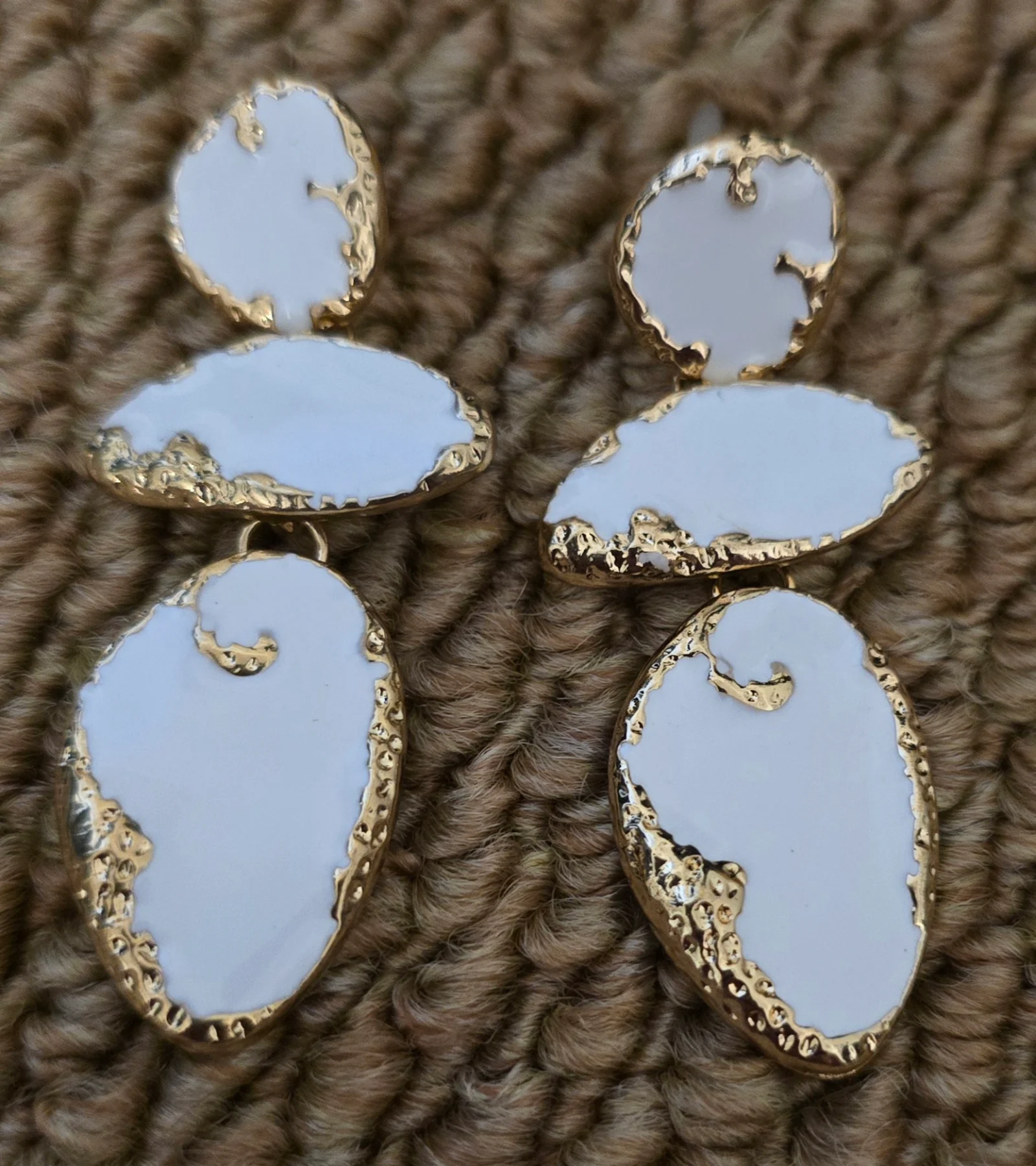Stunning White & Gold Earrings.