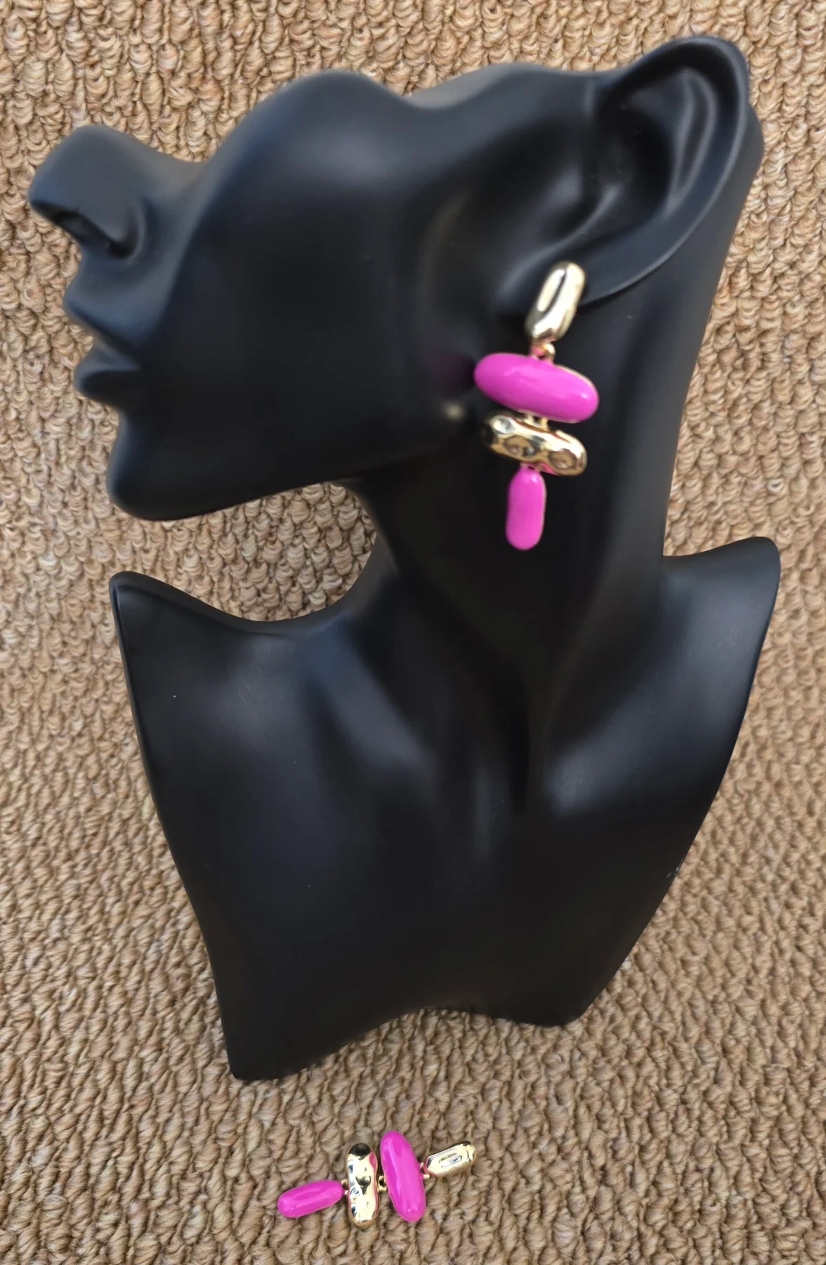 Stunning Bright Pink & Gold Tone Earrings.