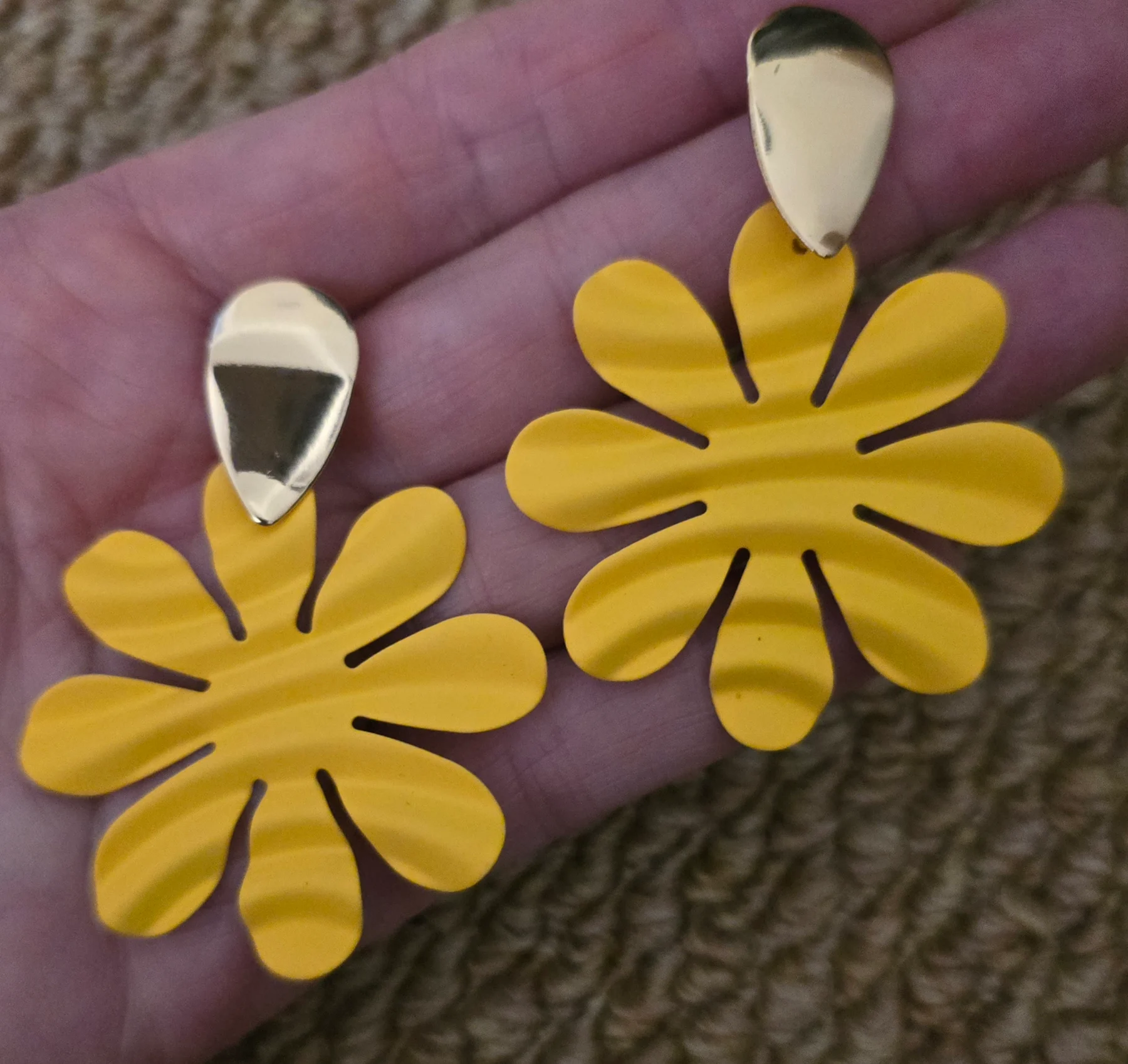 Yellow & Gold Tone Floral Design Earrings.