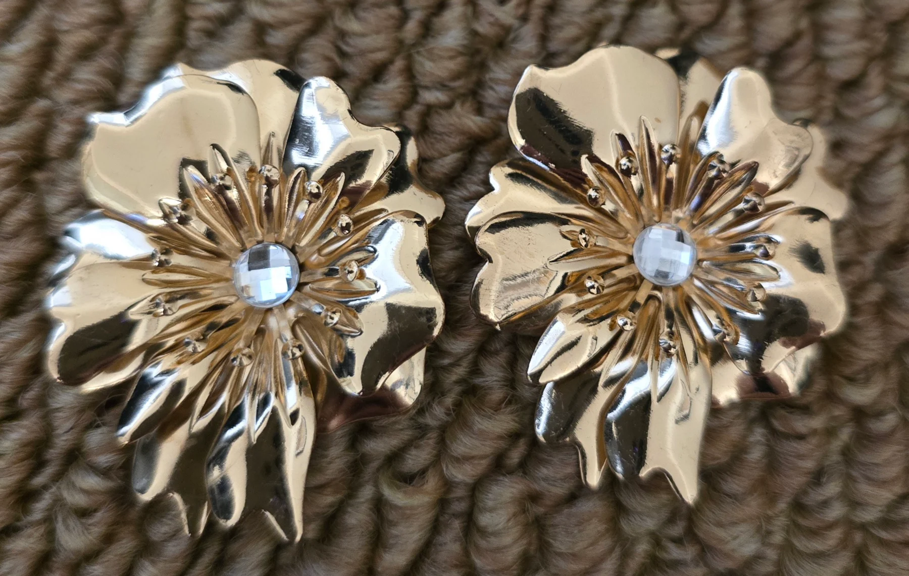 Stunning Gold Tone Floral Design Diamonte Detail Earrings.