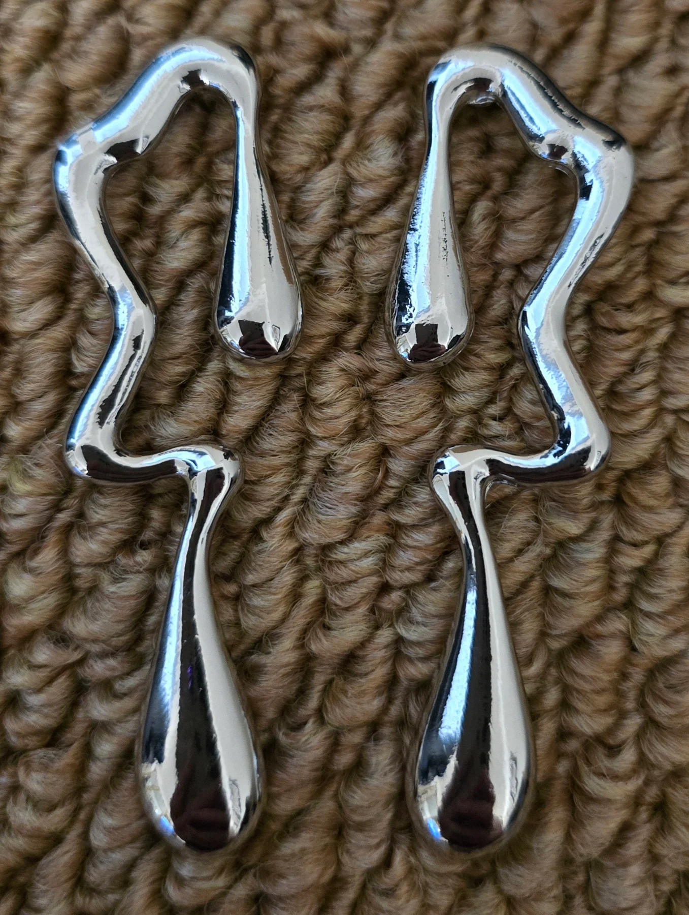 Stunning Modern Design Silver Tone Earrings.