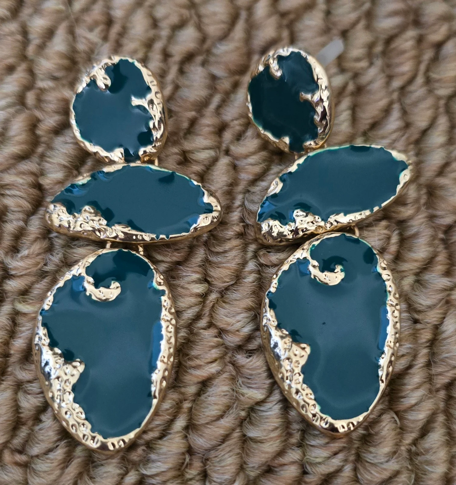 Stunning Green & Gold Tone Earrings.