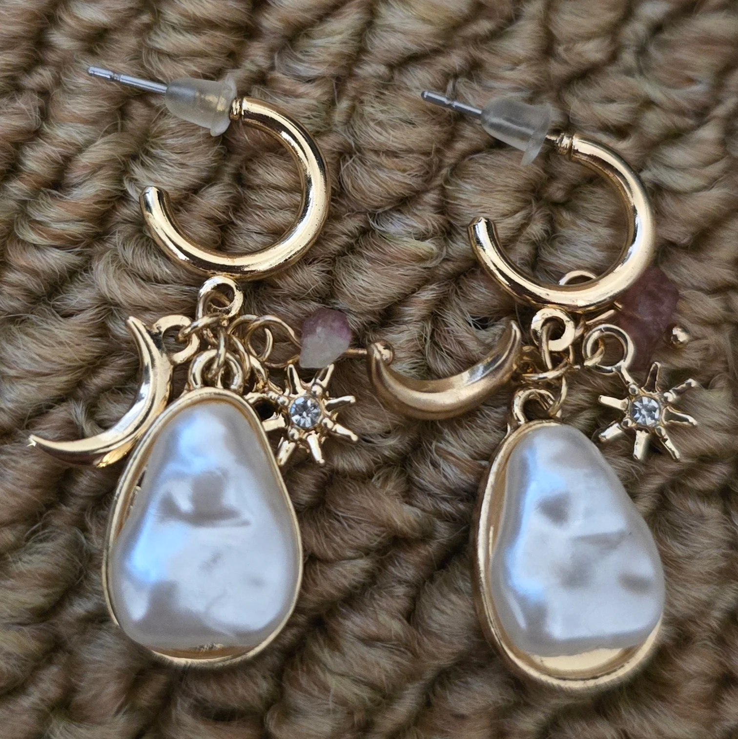 Stunning Gold Tone Earrings with Pearl & Diamonte Gem Detail