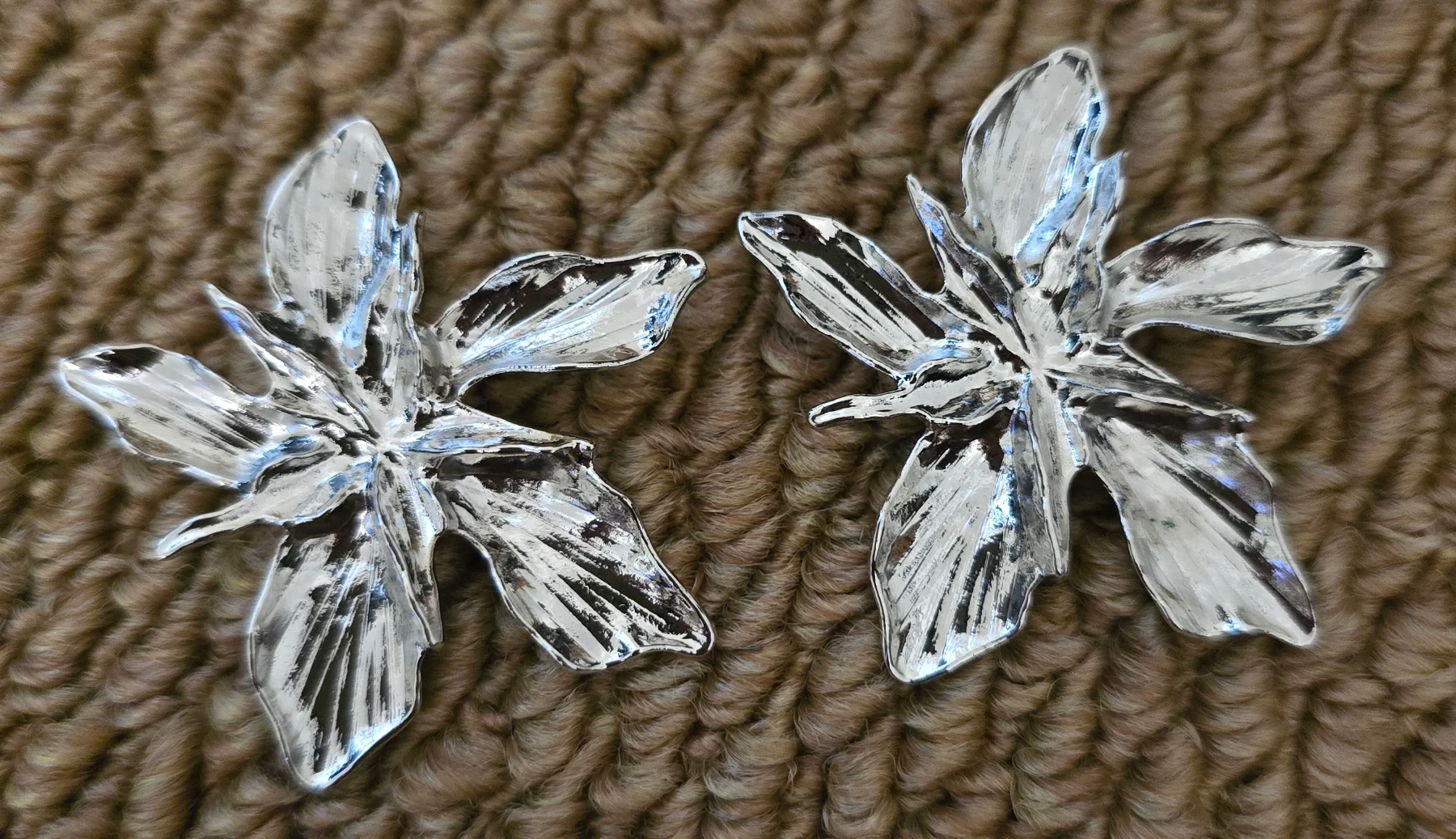 Stunning Silver Tone Floral Design Earrings.