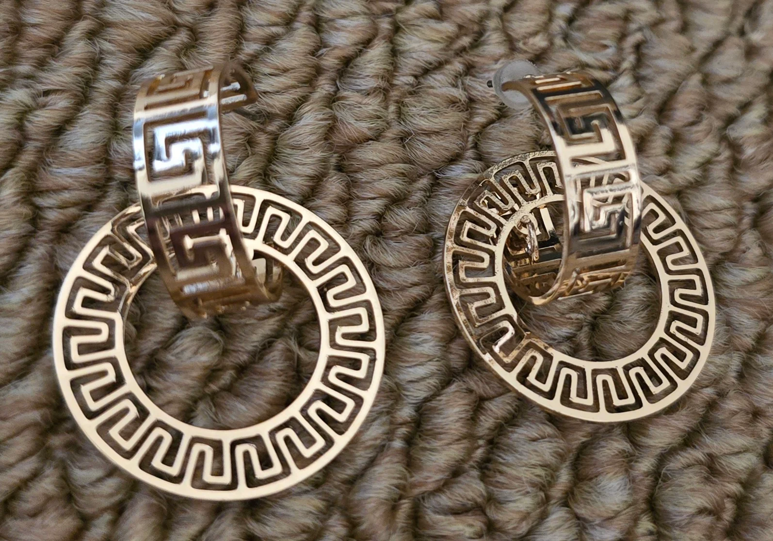 Gorgeous Gold Tone Hoop Earrings.
