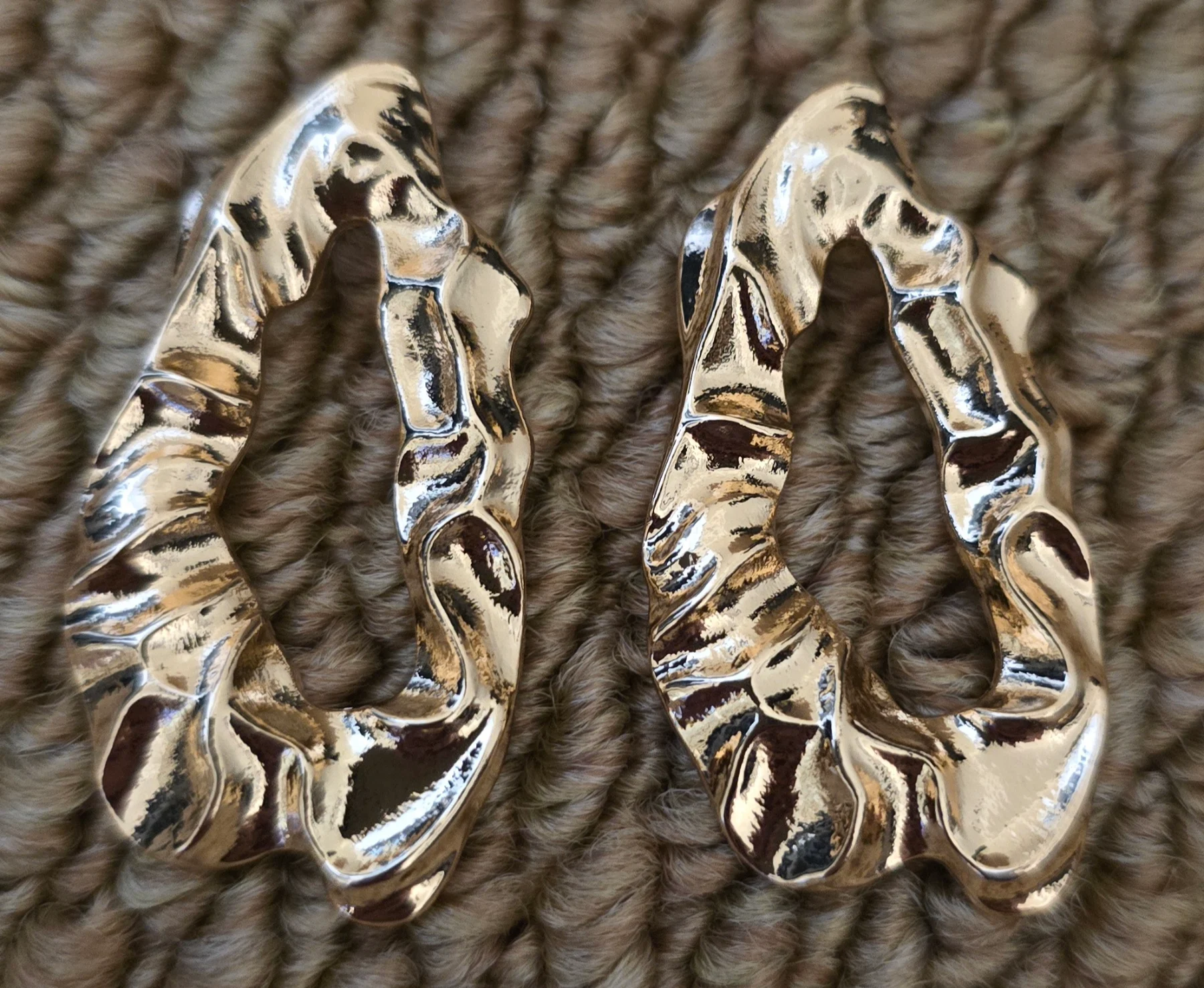 Modern Design Gold Tone Stud Earrings.